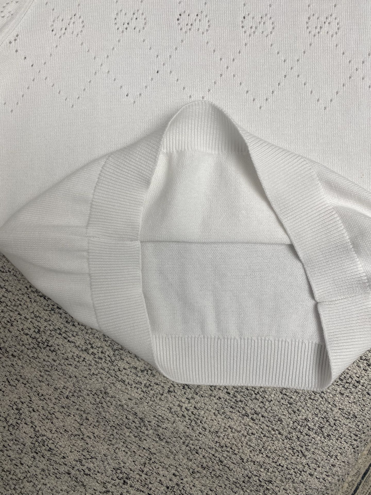  G家         25ss新款圆领上衣以淡蓝色棉布匠心打造，缀饰GG菱纹细节。
码数：S.M.L.