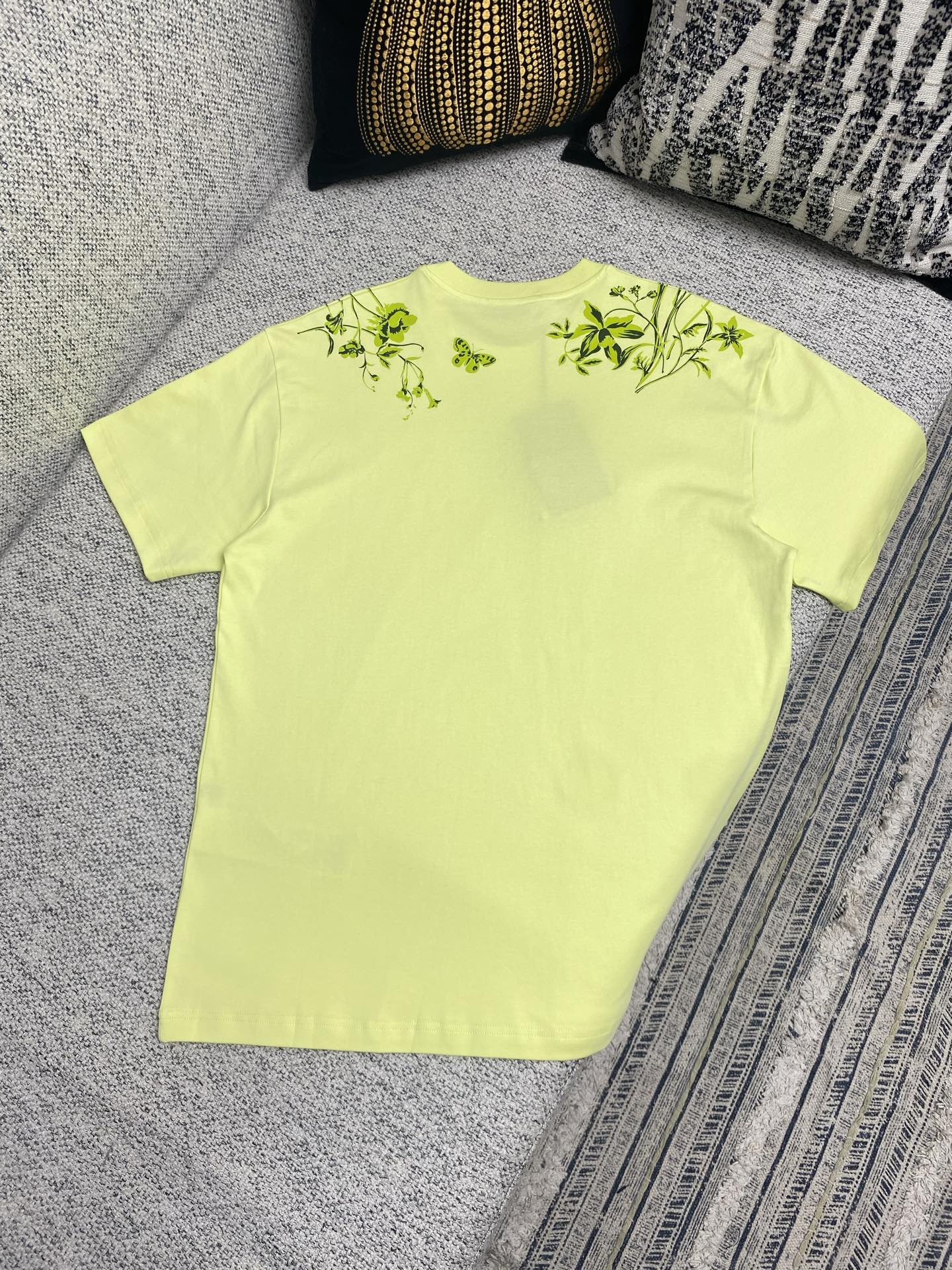  G家      25ss新款早秋系列 棉质印花网眼短袖 落肩袖T恤！高版本！
码数：S.M.L.