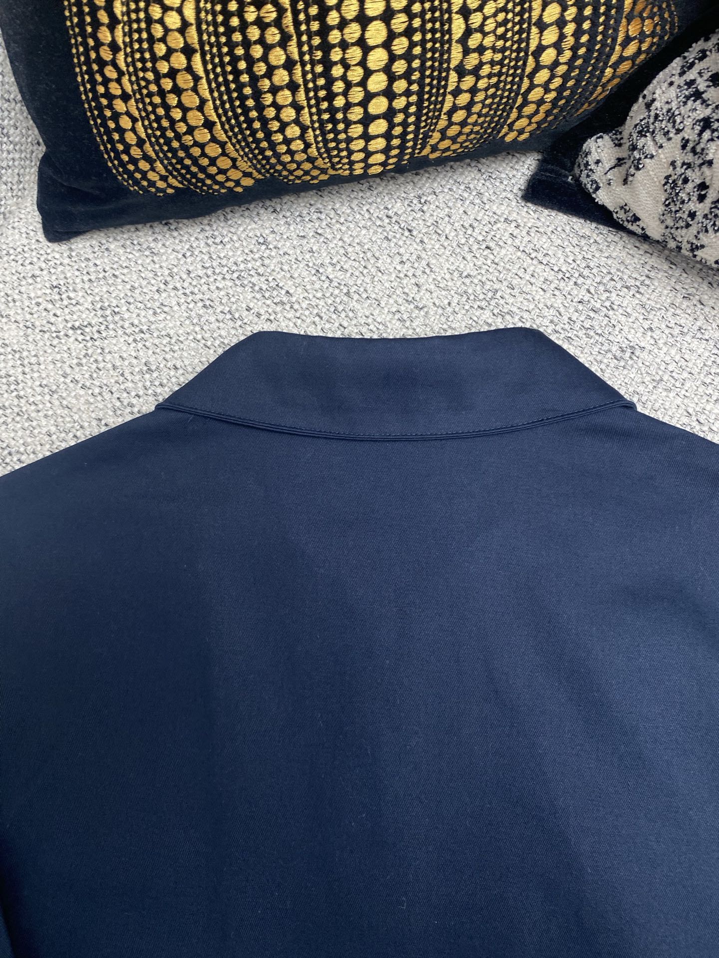  迪奥        25ss新款短夹克采用海军蓝色棉质斜纹布精心制作，经典款式展现休闲风范。底边搭配抽