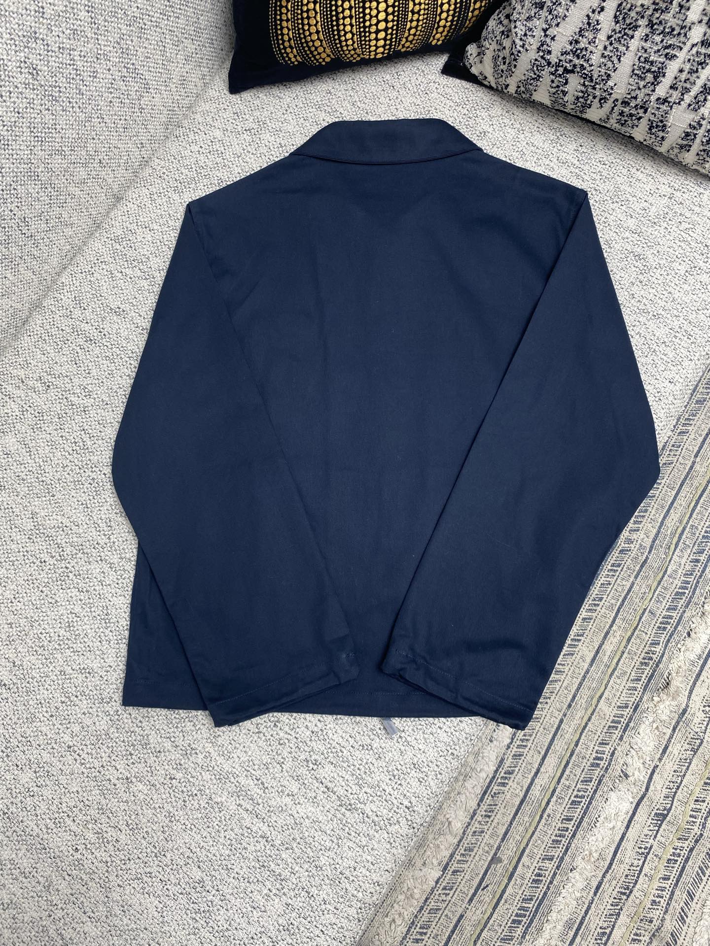  迪奥        25ss新款短夹克采用海军蓝色棉质斜纹布精心制作，经典款式展现休闲风范。底边搭配抽