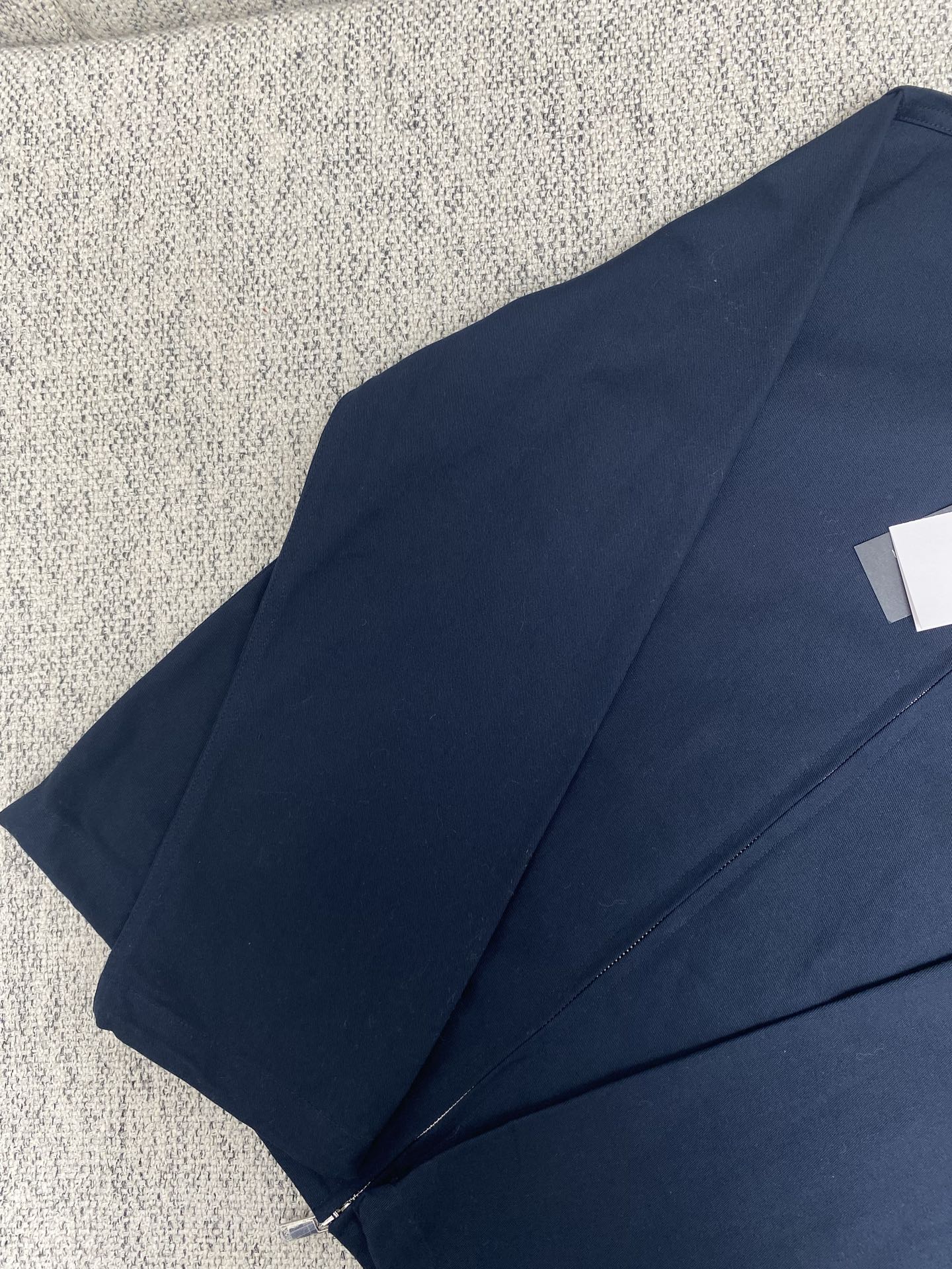  迪奥        25ss新款短夹克采用海军蓝色棉质斜纹布精心制作，经典款式展现休闲风范。底边搭配抽