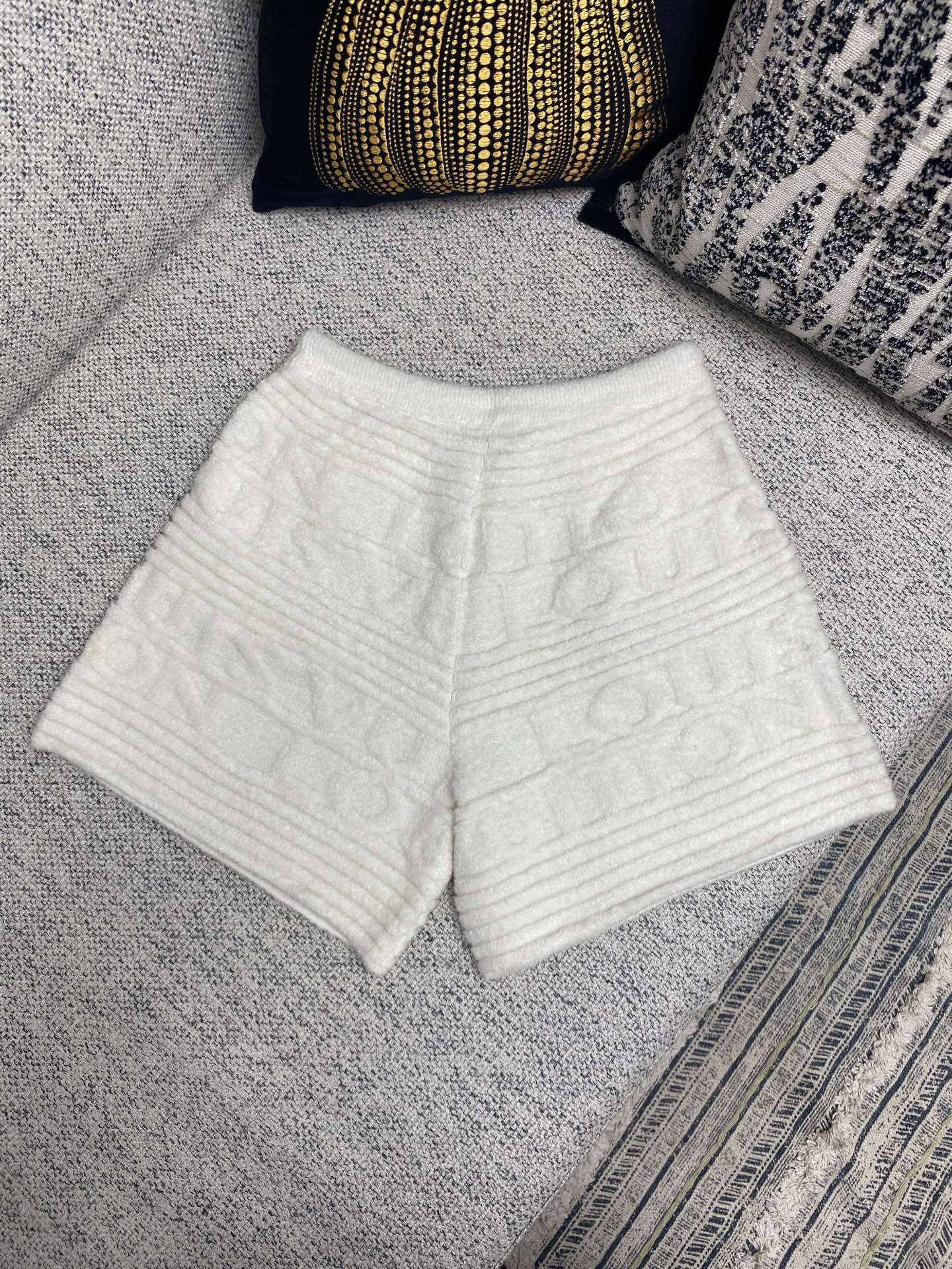  驴家         25ss新款纯色抽绳松紧腰休闲短裤 ，女款，高版本！
码数：S.M.L.