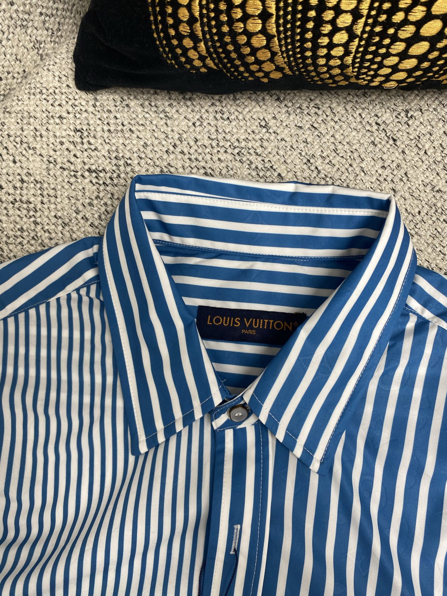  驴家         25ss新款衬衫以宽窄不一的条纹营造拼缝效果，与 Monogram 提花背景共同