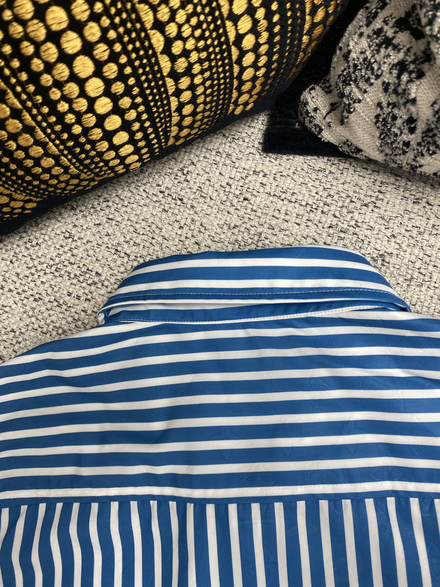  驴家         25ss新款衬衫以宽窄不一的条纹营造拼缝效果，与 Monogram 提花背景共同
