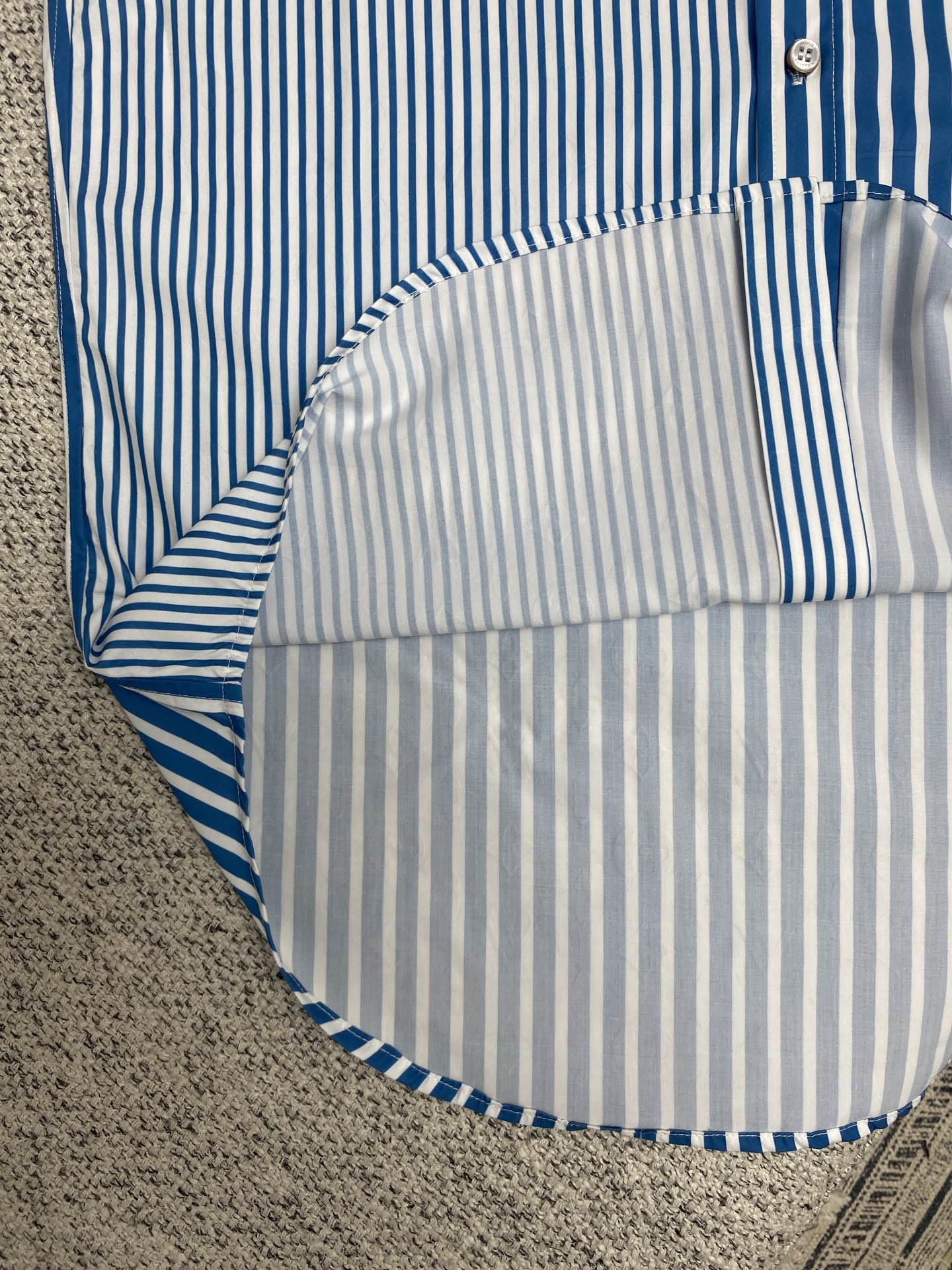  驴家         25ss新款衬衫以宽窄不一的条纹营造拼缝效果，与 Monogram 提花背景共同