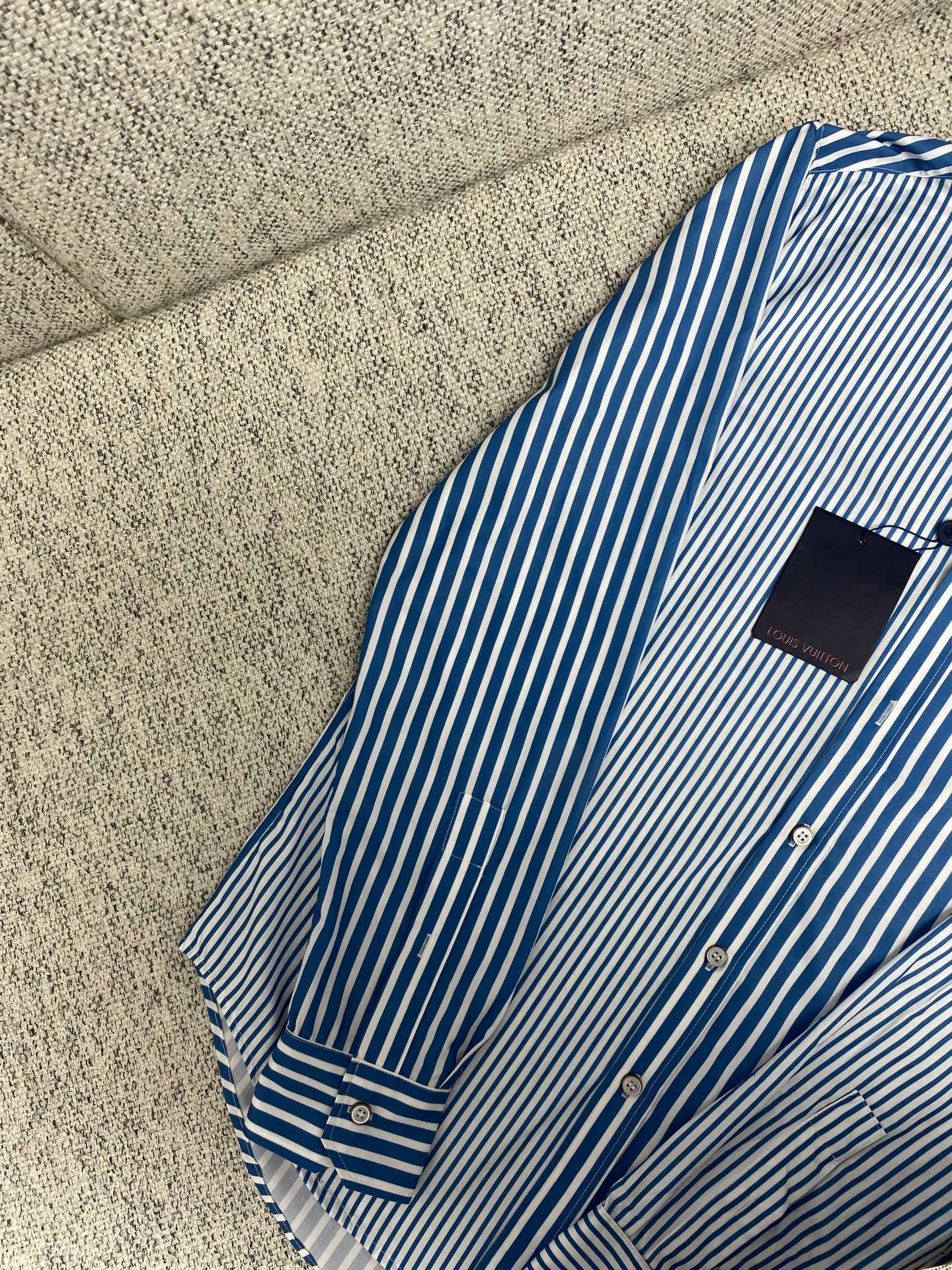  驴家         25ss新款衬衫以宽窄不一的条纹营造拼缝效果，与 Monogram 提花背景共同