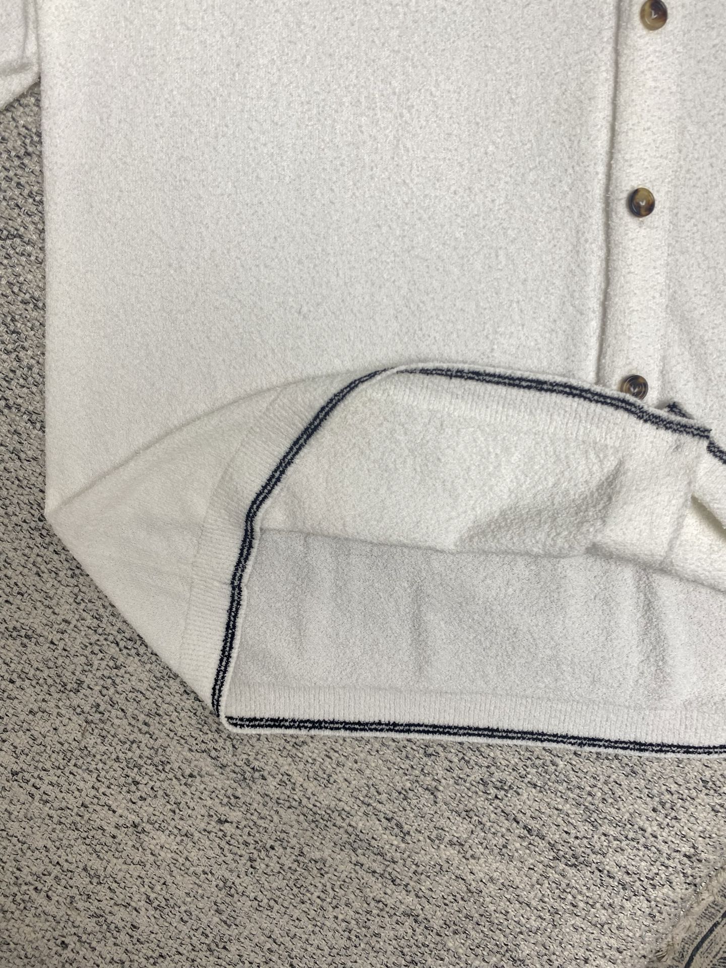  BV        25ss新款棉质翻领纽扣拼色饰边短袖衬衫 男款 白色
码数：S.M.L.