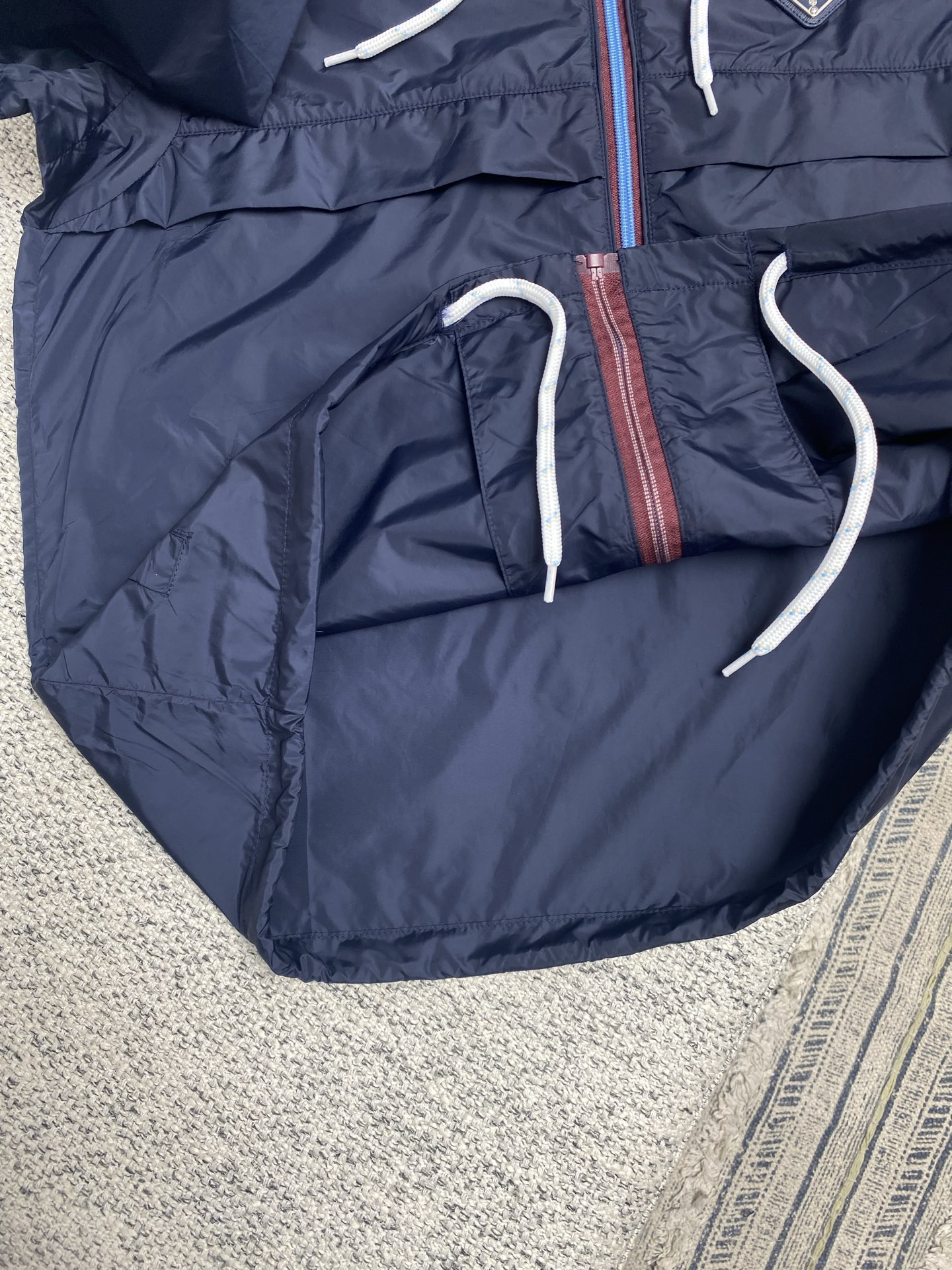  普拉达       25ss新款受科技服饰启发的短夹克具有轻盈、运动的设计，并以精致的风格重新诠释了功