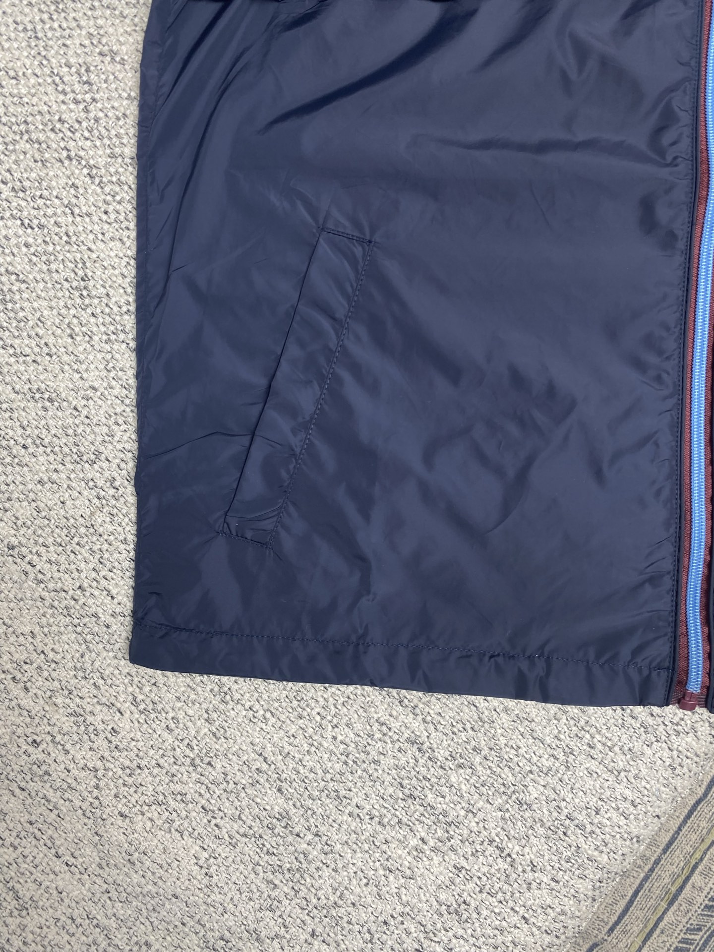  普拉达       25ss新款受科技服饰启发的短夹克具有轻盈、运动的设计，并以精致的风格重新诠释了功