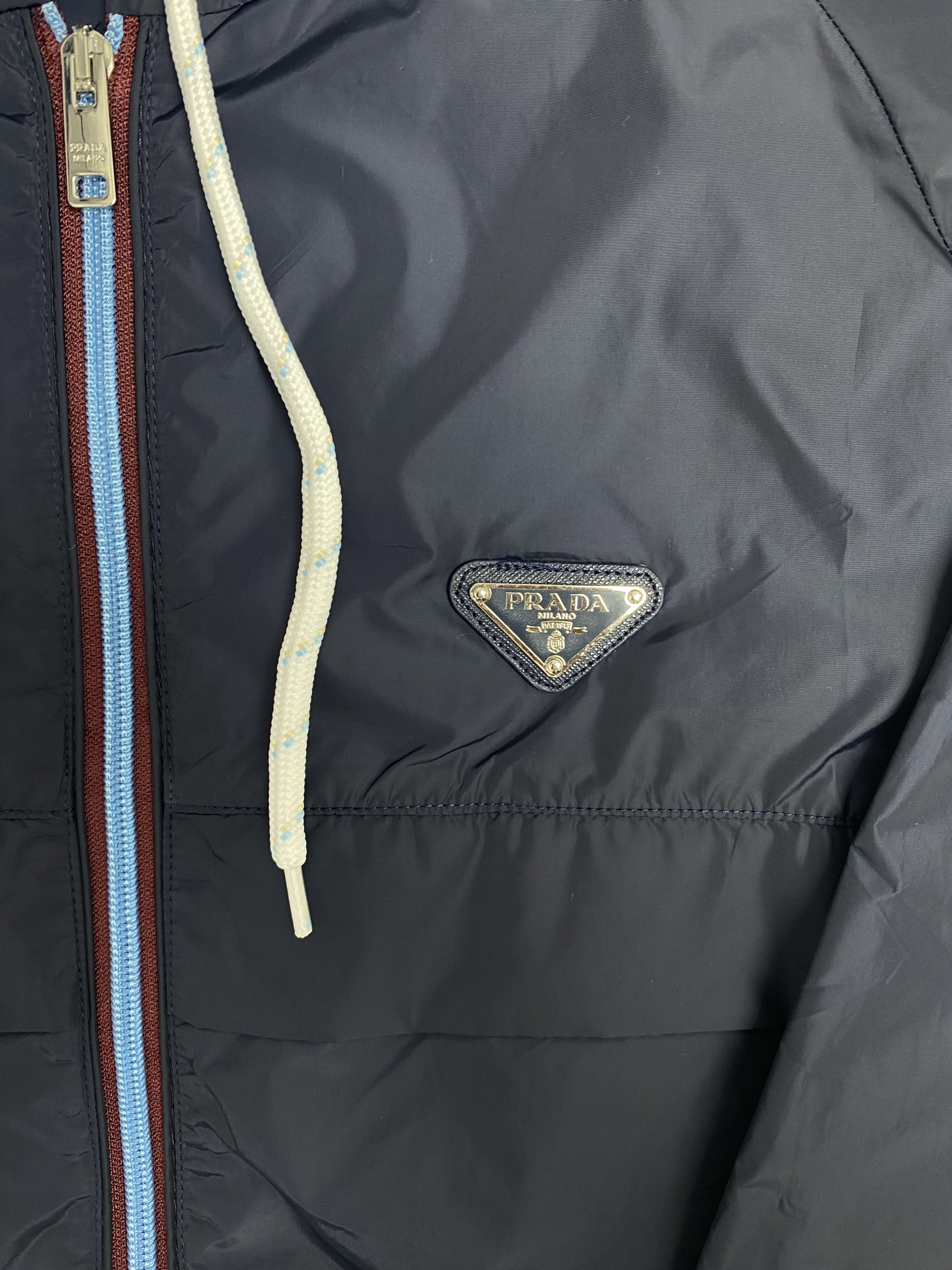  普拉达       25ss新款受科技服饰启发的短夹克具有轻盈、运动的设计，并以精致的风格重新诠释了功