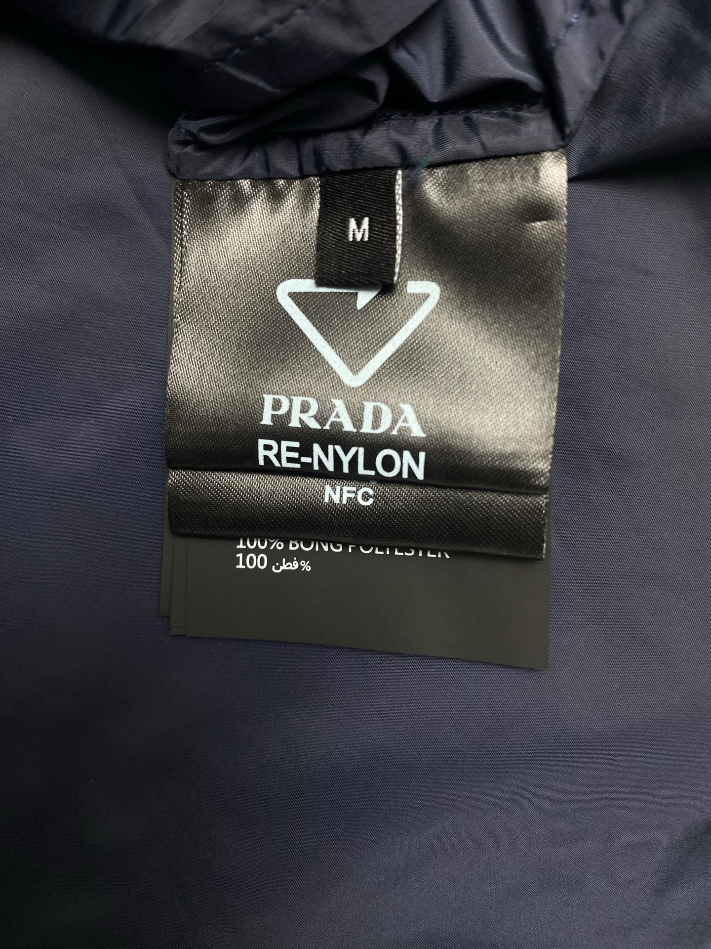  普拉达       25ss新款受科技服饰启发的短夹克具有轻盈、运动的设计，并以精致的风格重新诠释了功