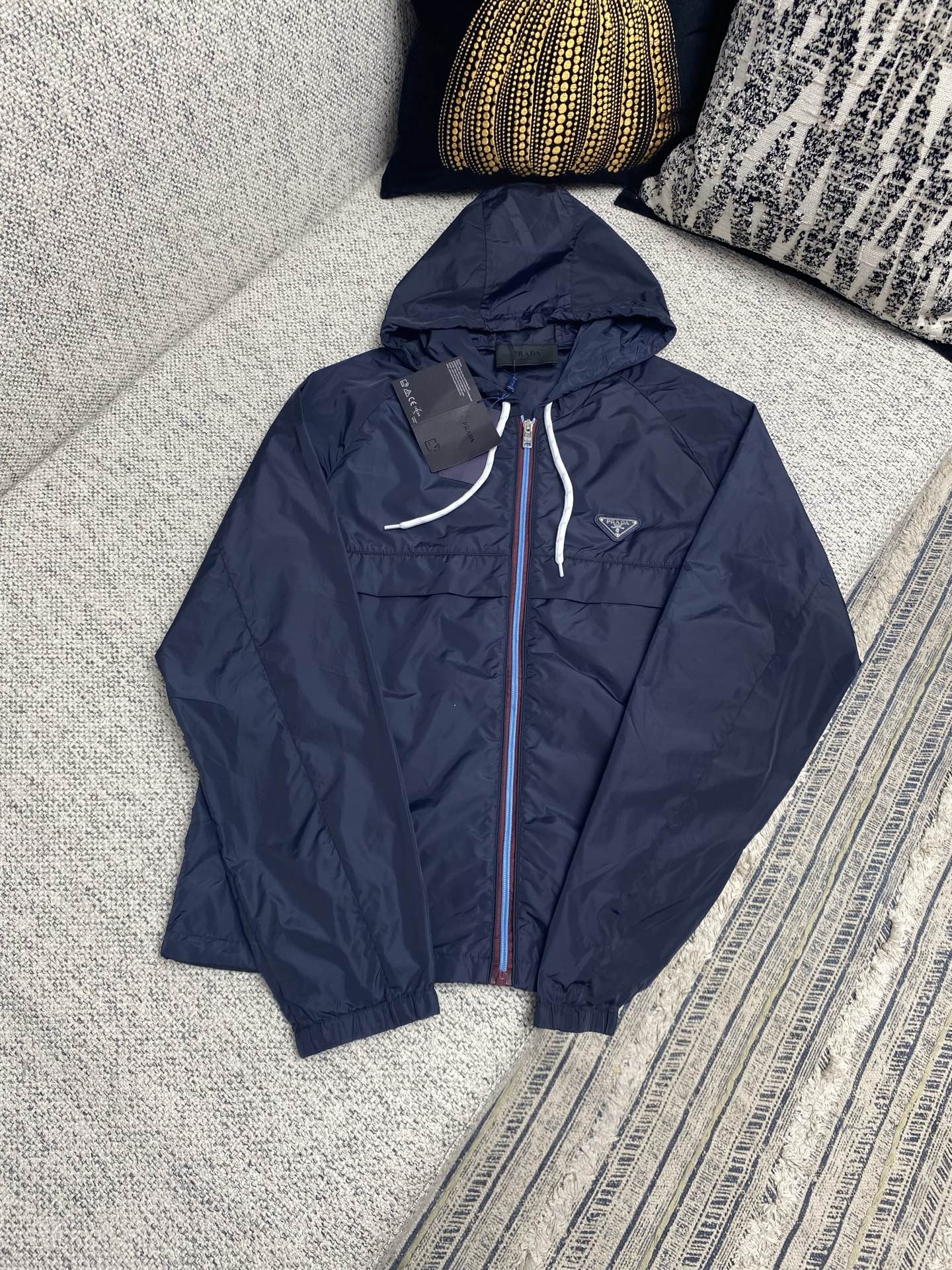  普拉达       25ss新款受科技服饰启发的短夹克具有轻盈、运动的设计，并以精致的风格重新诠释了功