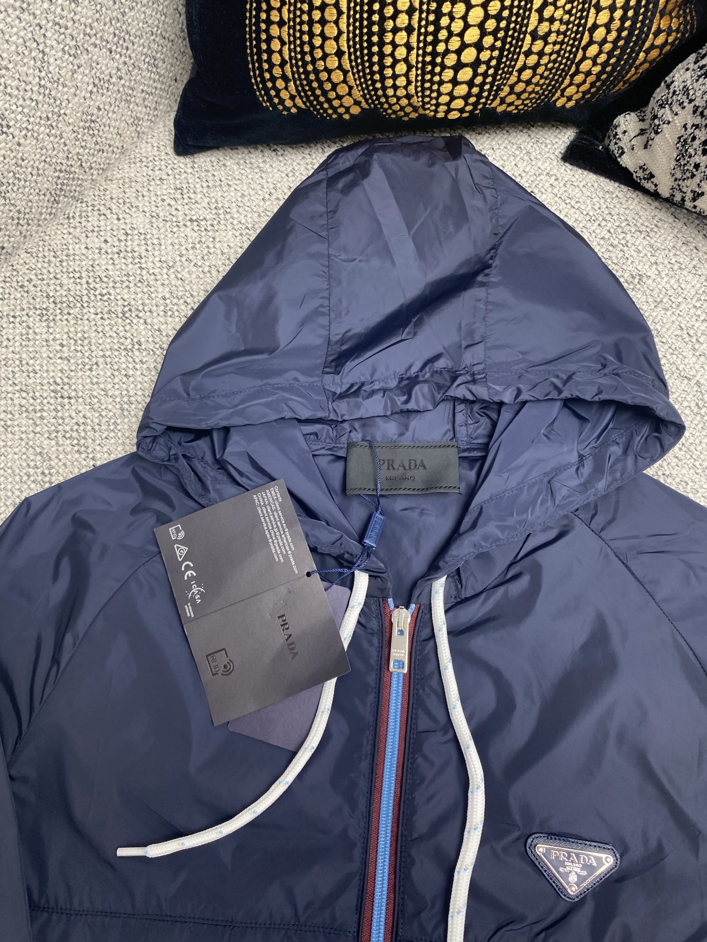  普拉达       25ss新款受科技服饰启发的短夹克具有轻盈、运动的设计，并以精致的风格重新诠释了功