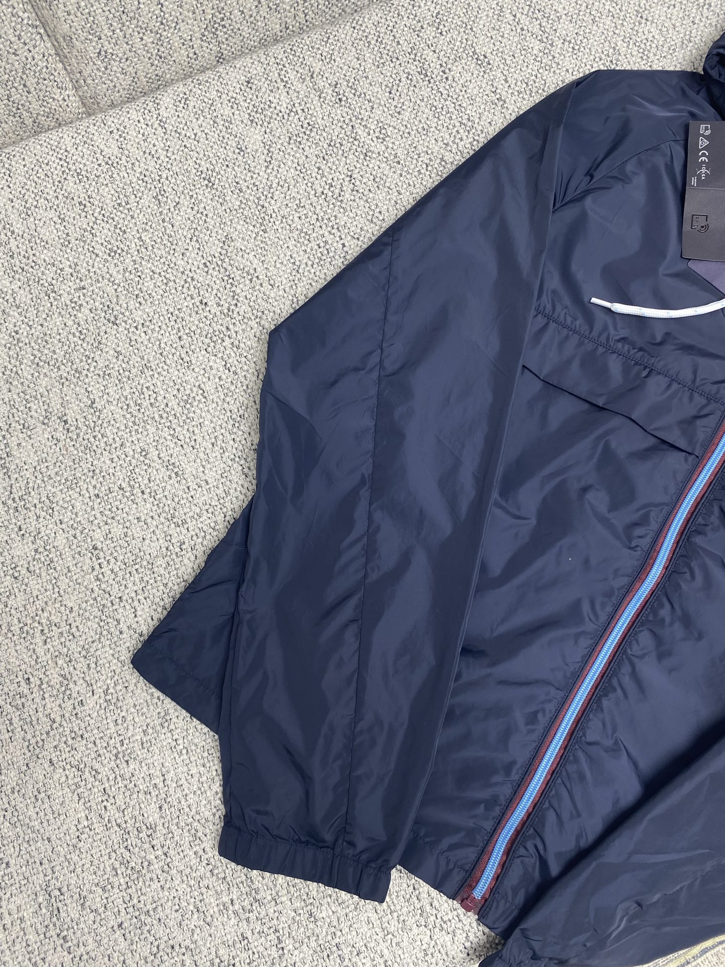  普拉达       25ss新款受科技服饰启发的短夹克具有轻盈、运动的设计，并以精致的风格重新诠释了功
