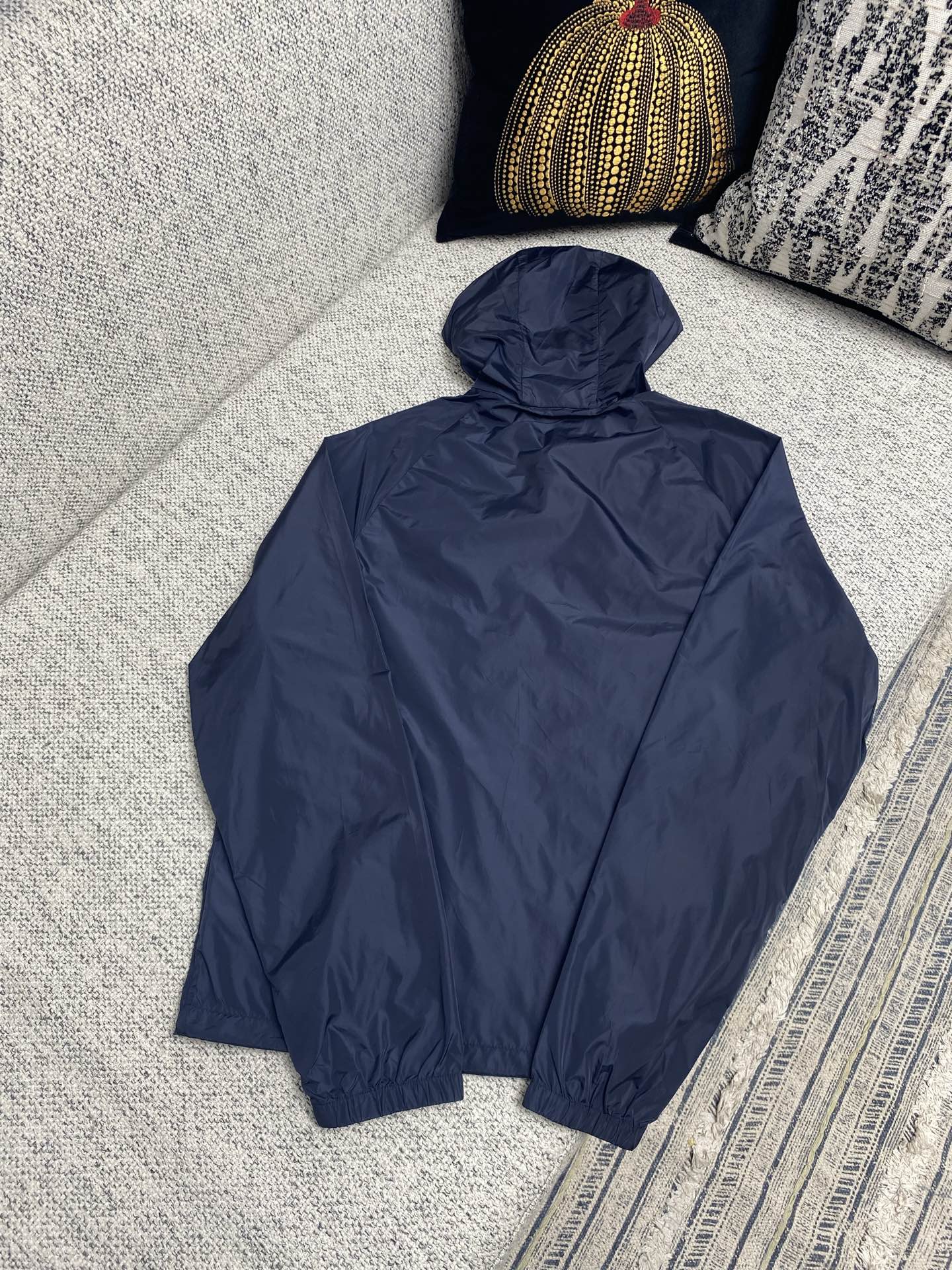  普拉达       25ss新款受科技服饰启发的短夹克具有轻盈、运动的设计，并以精致的风格重新诠释了功