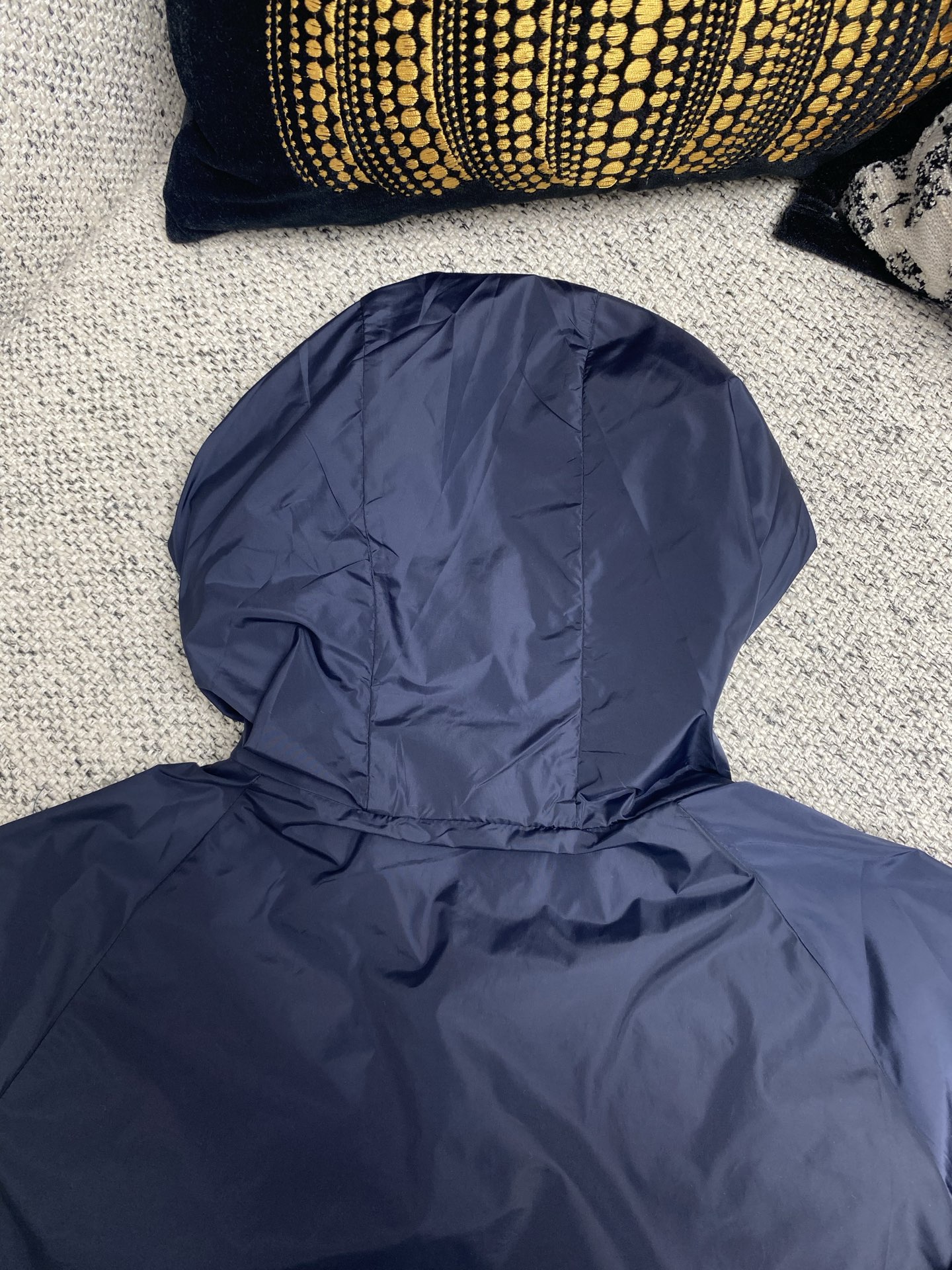  普拉达       25ss新款受科技服饰启发的短夹克具有轻盈、运动的设计，并以精致的风格重新诠释了功