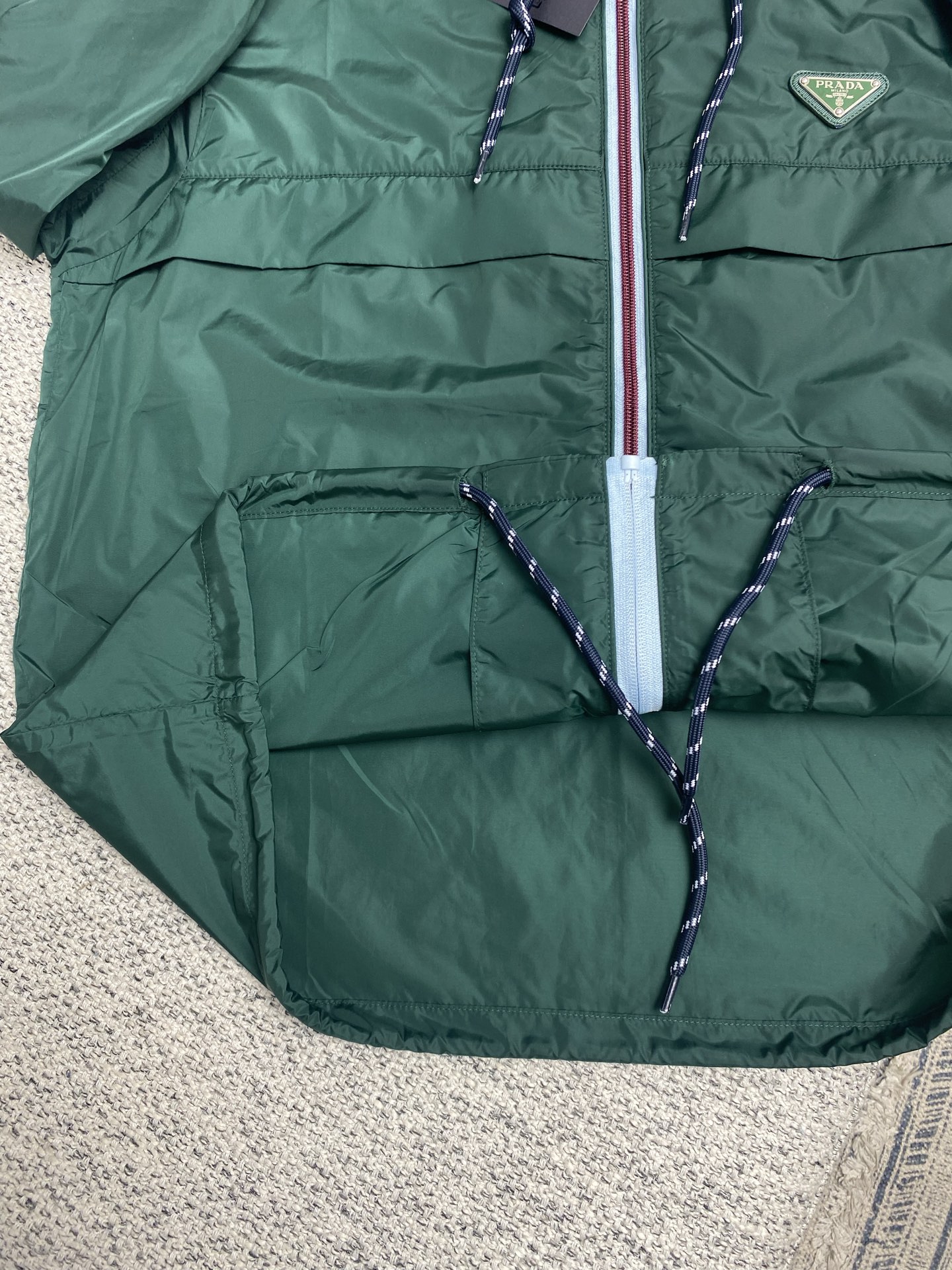  普拉达       25ss新款受科技服饰启发的短夹克具有轻盈、运动的设计，并以精致的风格重新诠释了功