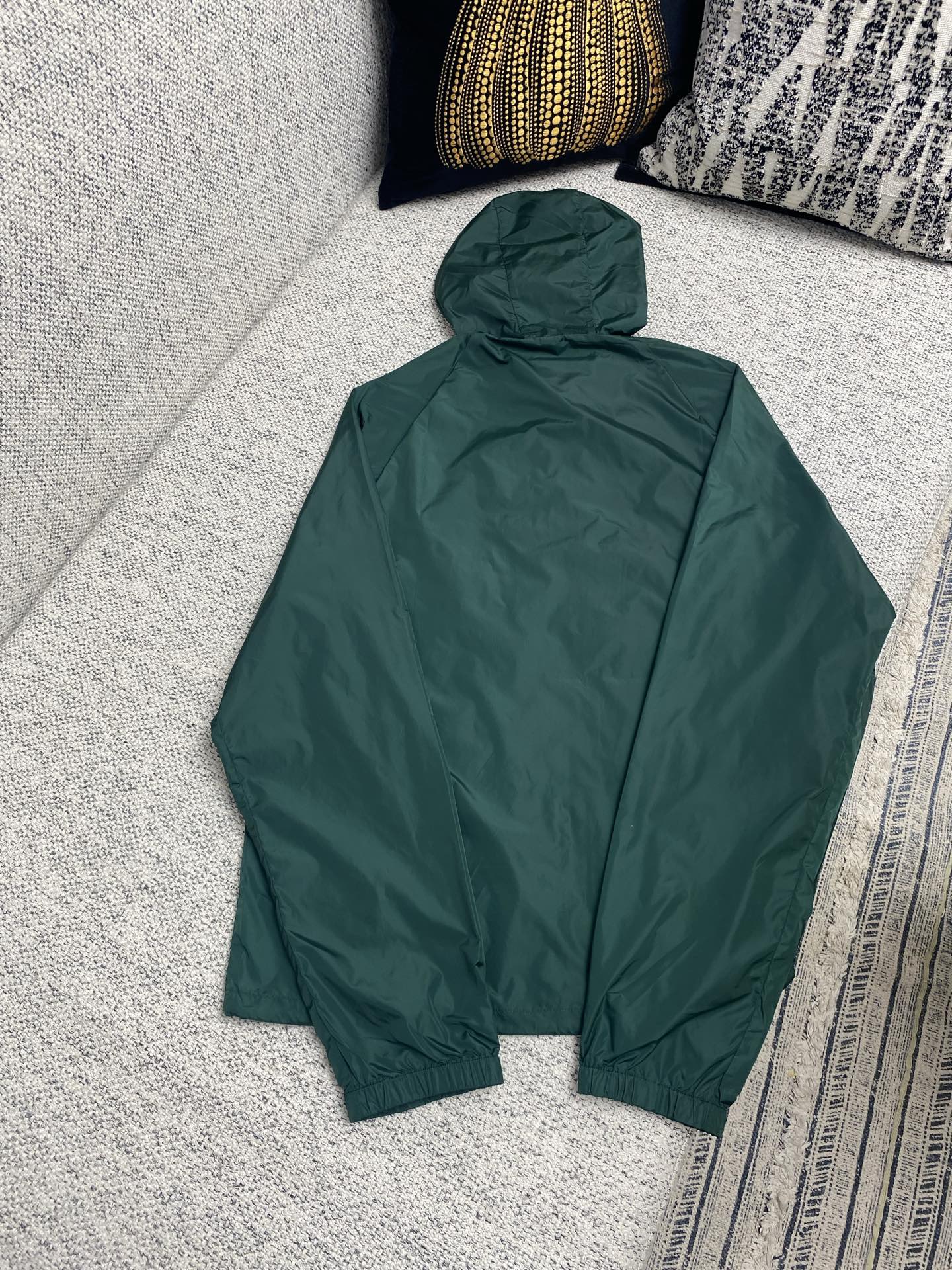 普拉达       25ss新款受科技服饰启发的短夹克具有轻盈、运动的设计，并以精致的风格重新诠释了功