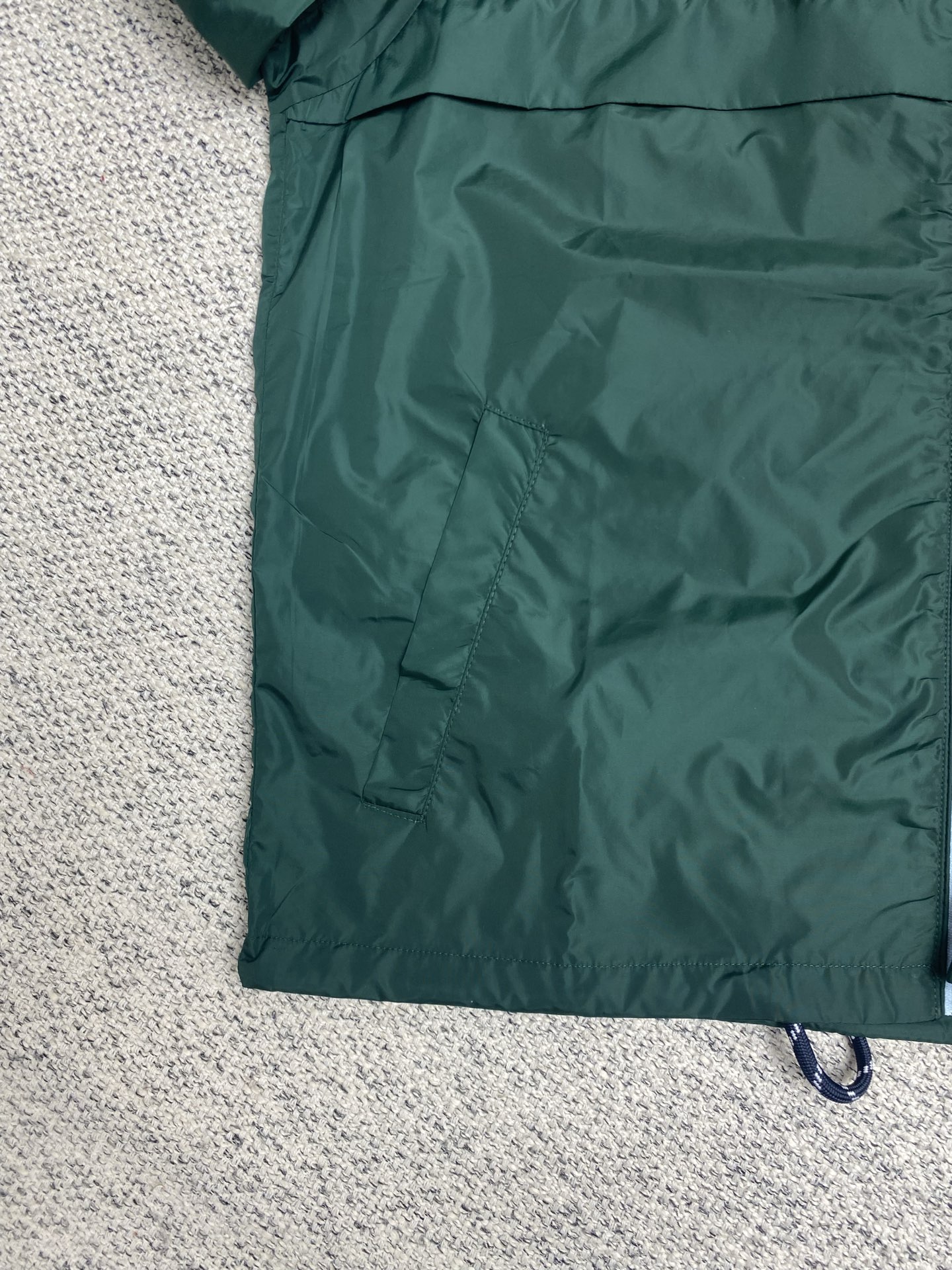  普拉达       25ss新款受科技服饰启发的短夹克具有轻盈、运动的设计，并以精致的风格重新诠释了功