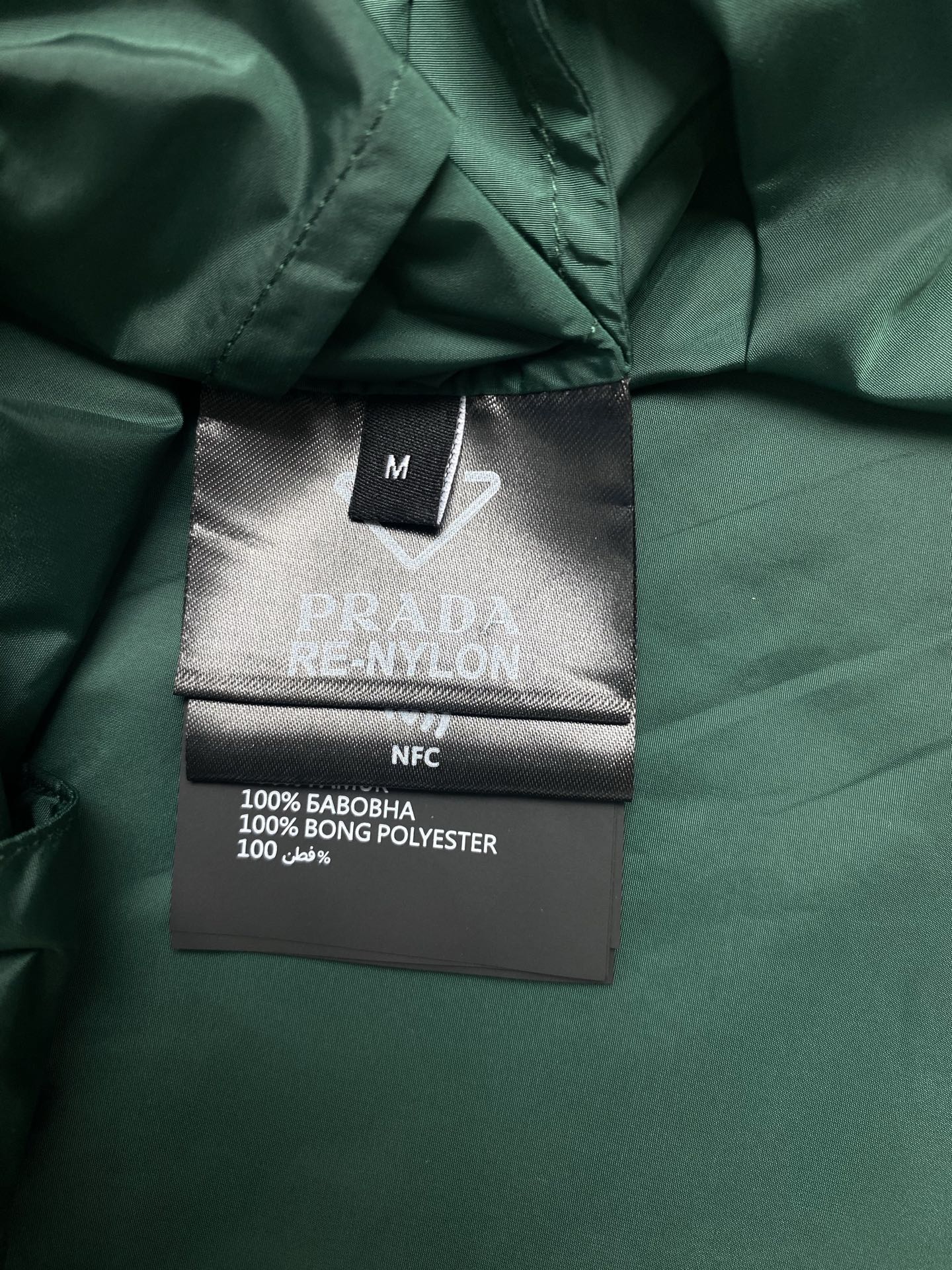  普拉达       25ss新款受科技服饰启发的短夹克具有轻盈、运动的设计，并以精致的风格重新诠释了功