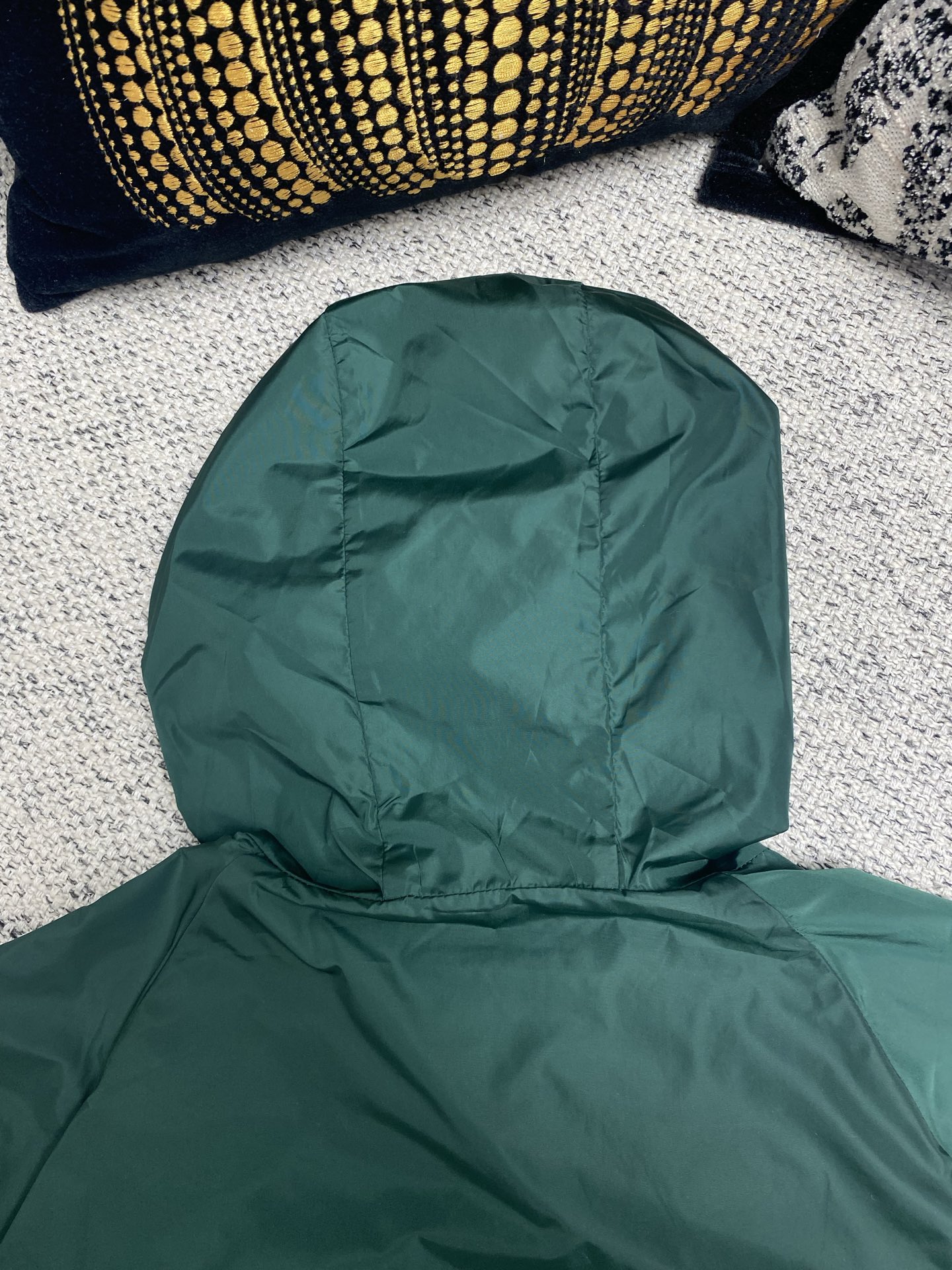  普拉达       25ss新款受科技服饰启发的短夹克具有轻盈、运动的设计，并以精致的风格重新诠释了功