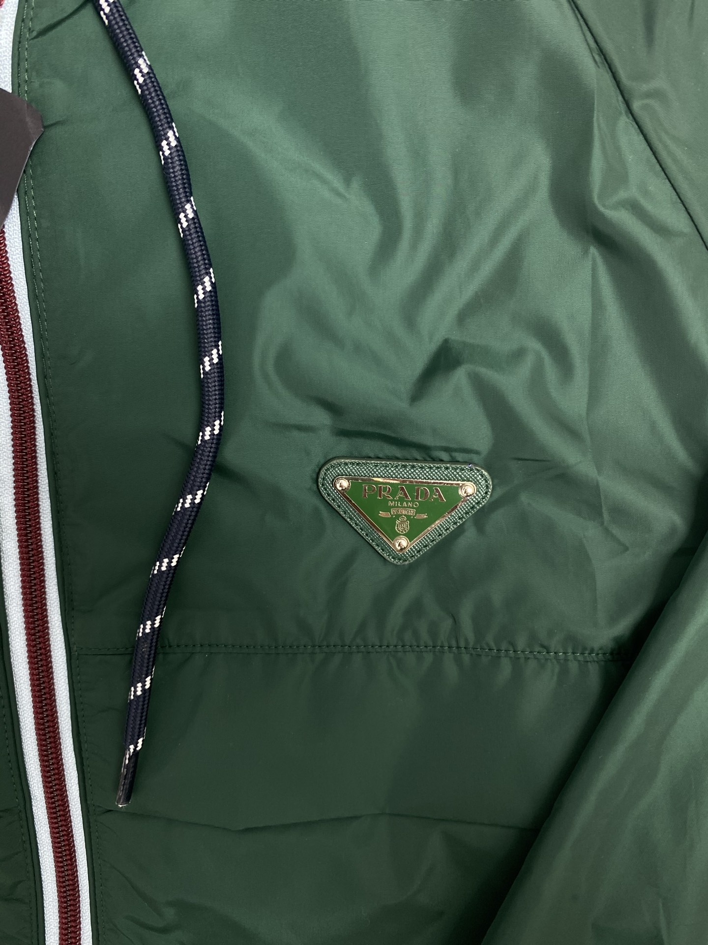  普拉达       25ss新款受科技服饰启发的短夹克具有轻盈、运动的设计，并以精致的风格重新诠释了功