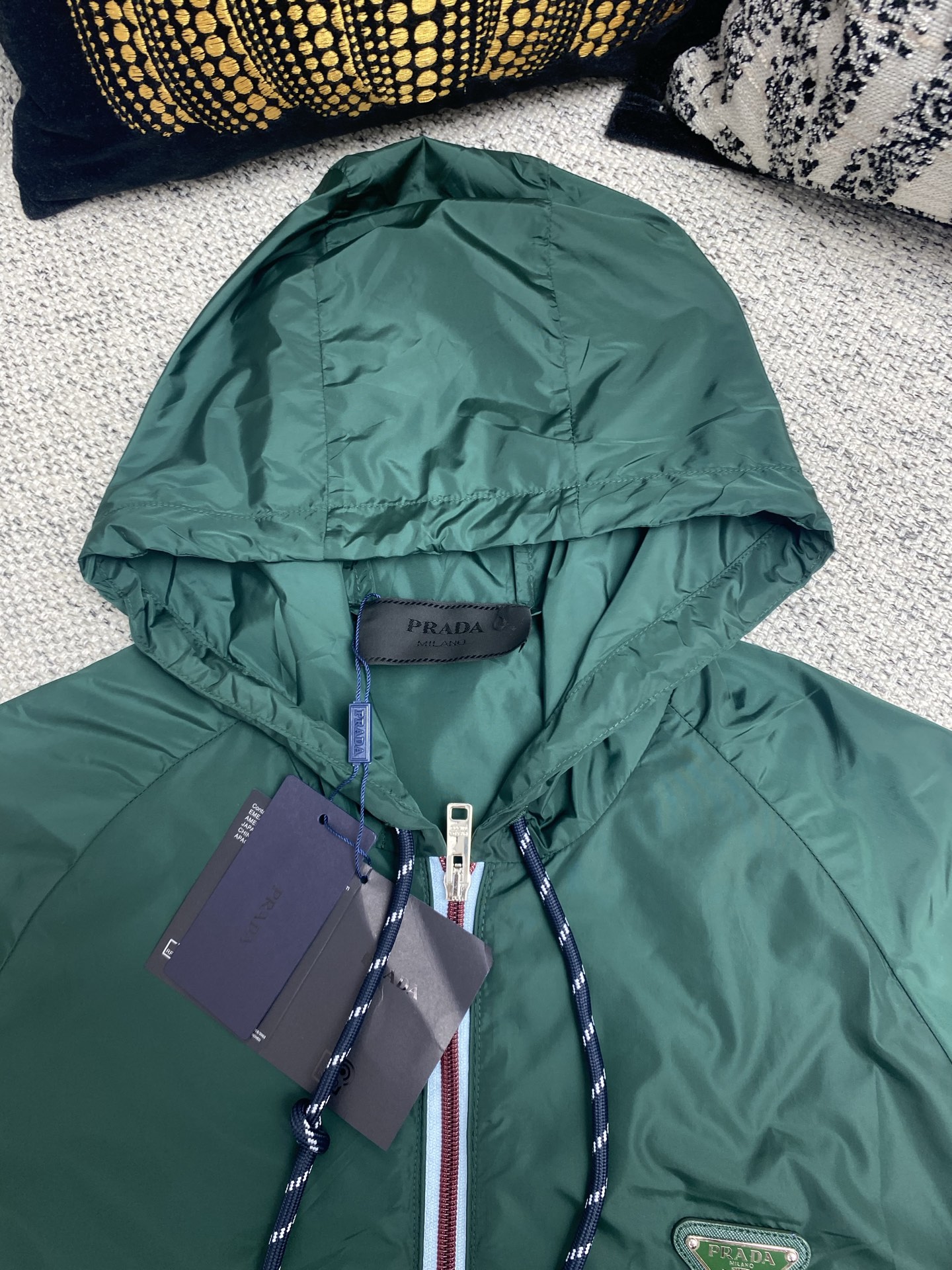  普拉达       25ss新款受科技服饰启发的短夹克具有轻盈、运动的设计，并以精致的风格重新诠释了功