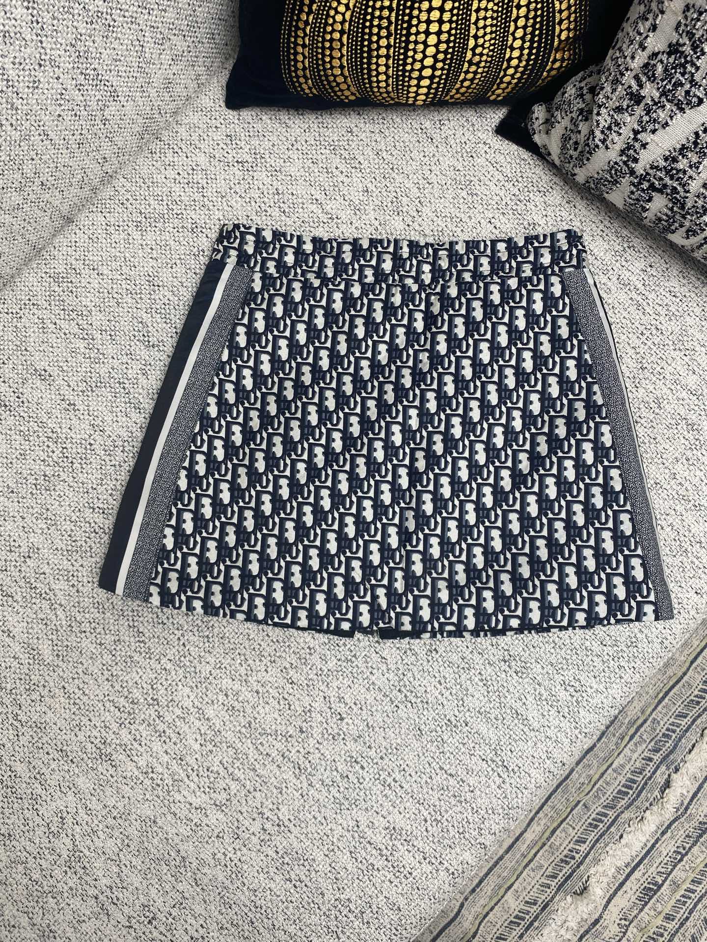  迪奥        25ss新款拉链迷你裙来自 DiorAlp。s 限定系列，将运动服饰的美学风格与 