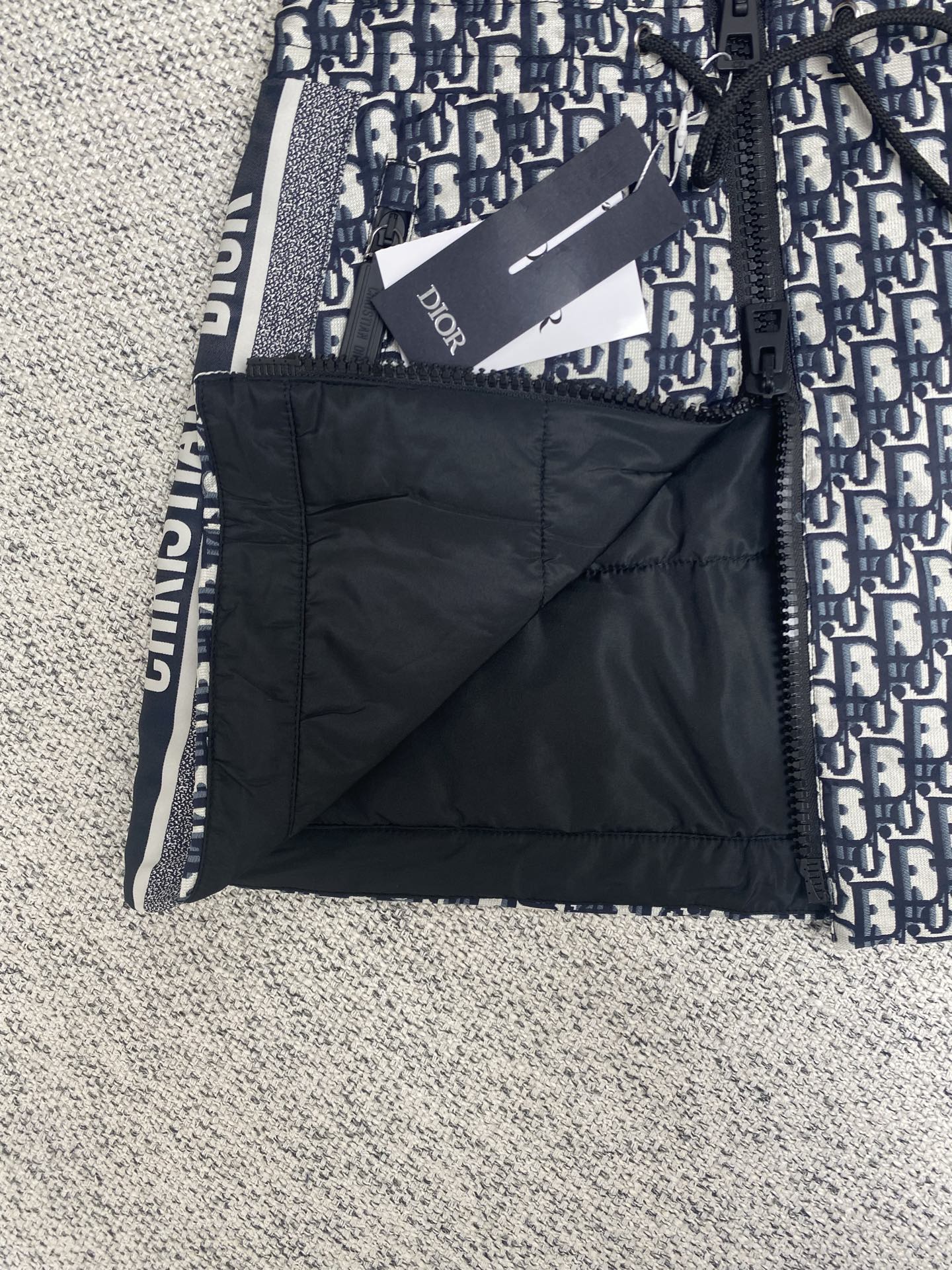  迪奥        25ss新款拉链迷你裙来自 DiorAlp。s 限定系列，将运动服饰的美学风格与 