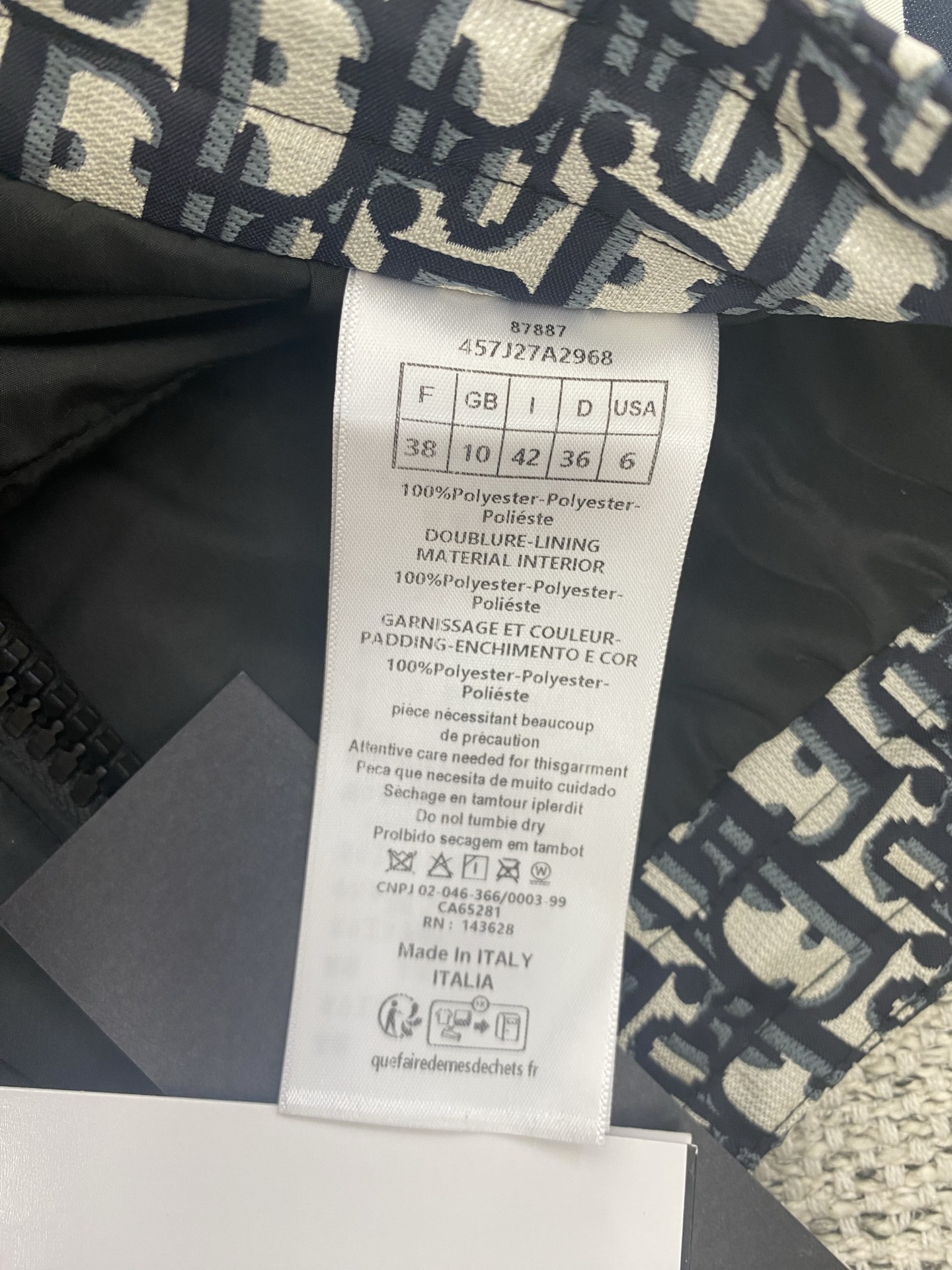  迪奥        25ss新款拉链迷你裙来自 DiorAlp。s 限定系列，将运动服饰的美学风格与 