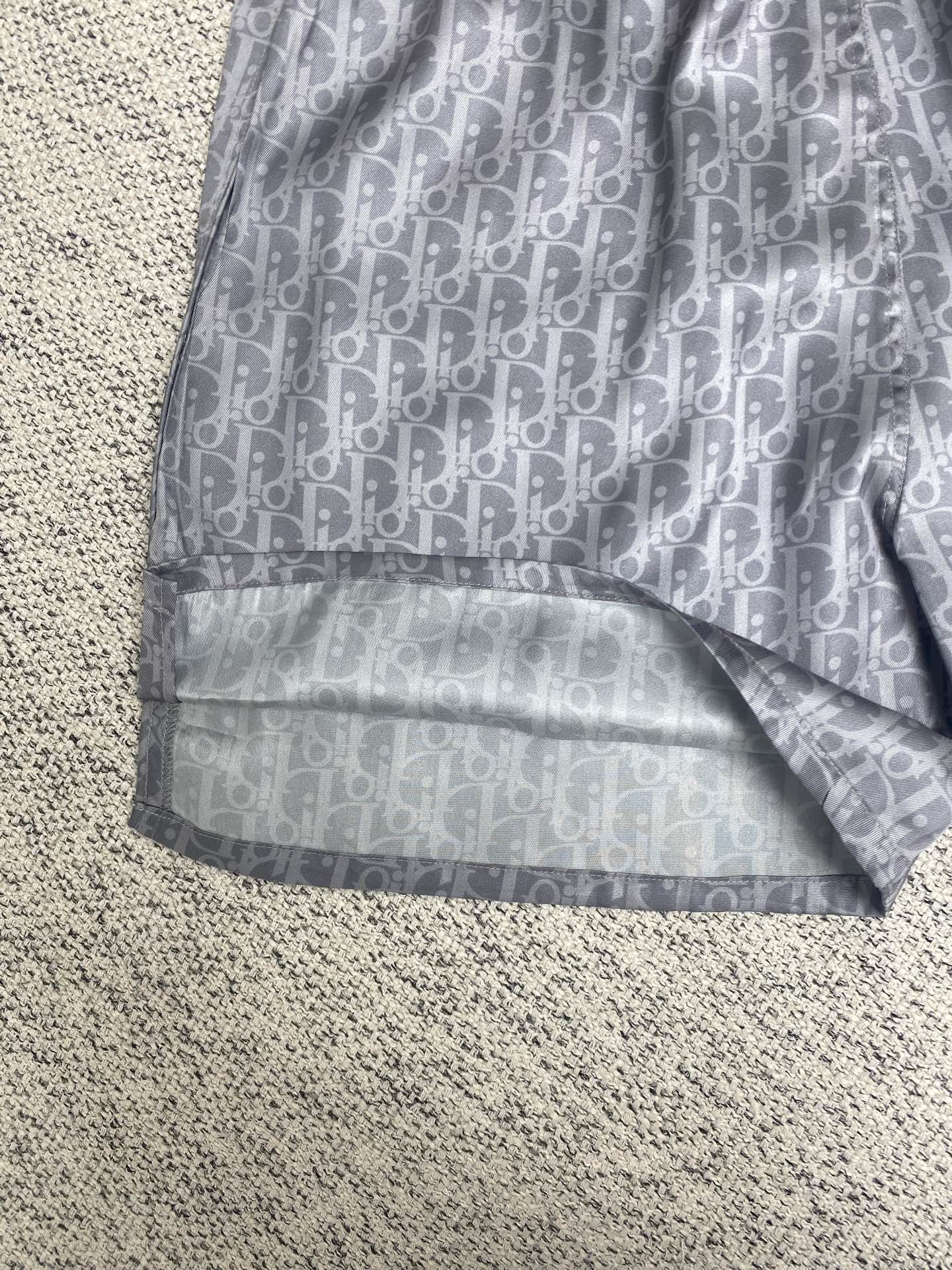  迪奥        25ss新款撞色滚边真丝斜纹布抽绳松紧腰休闲短裤 男款
码数：S.M.L.XL.