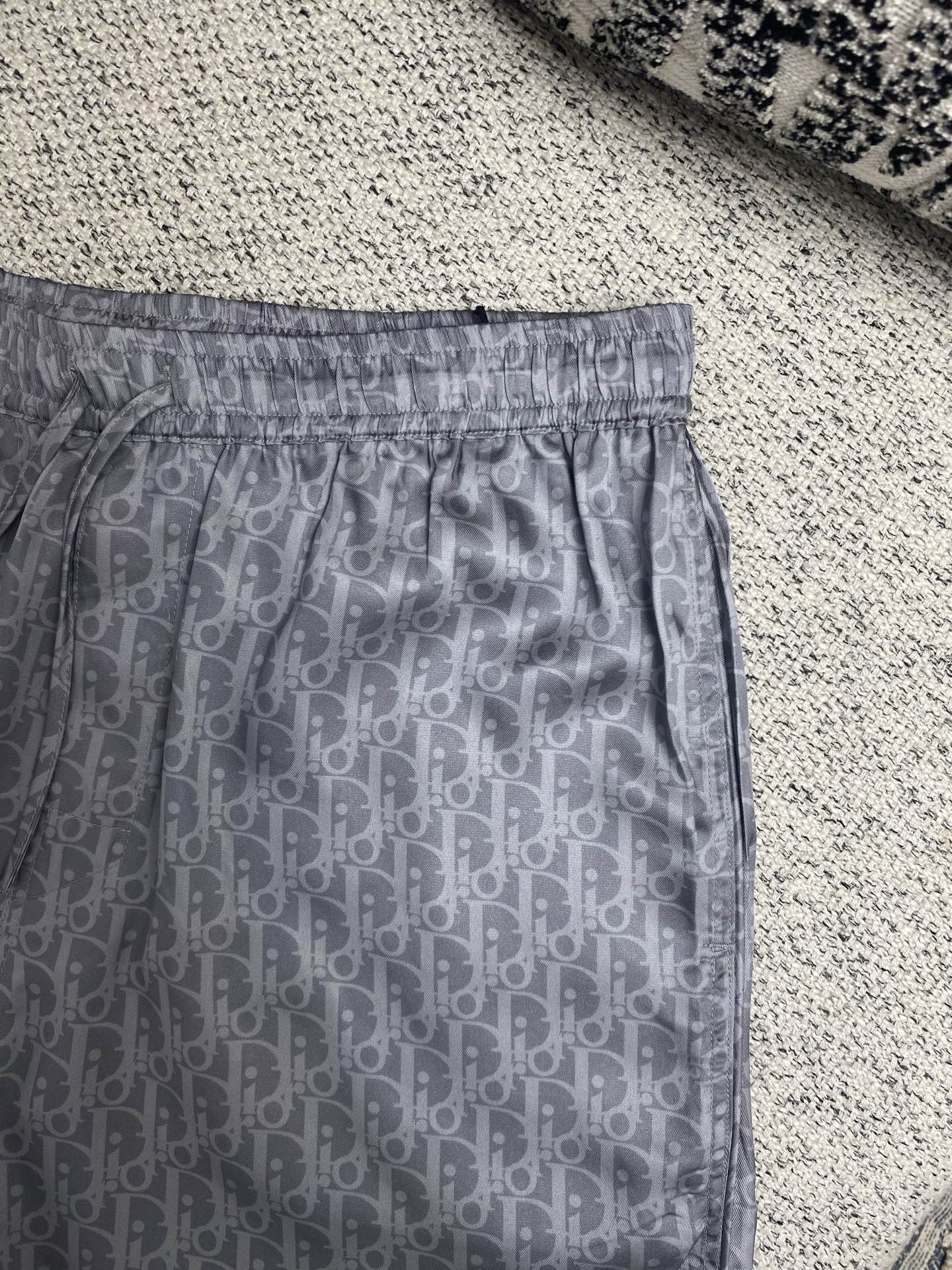  迪奥        25ss新款撞色滚边真丝斜纹布抽绳松紧腰休闲短裤 男款
码数：S.M.L.XL.