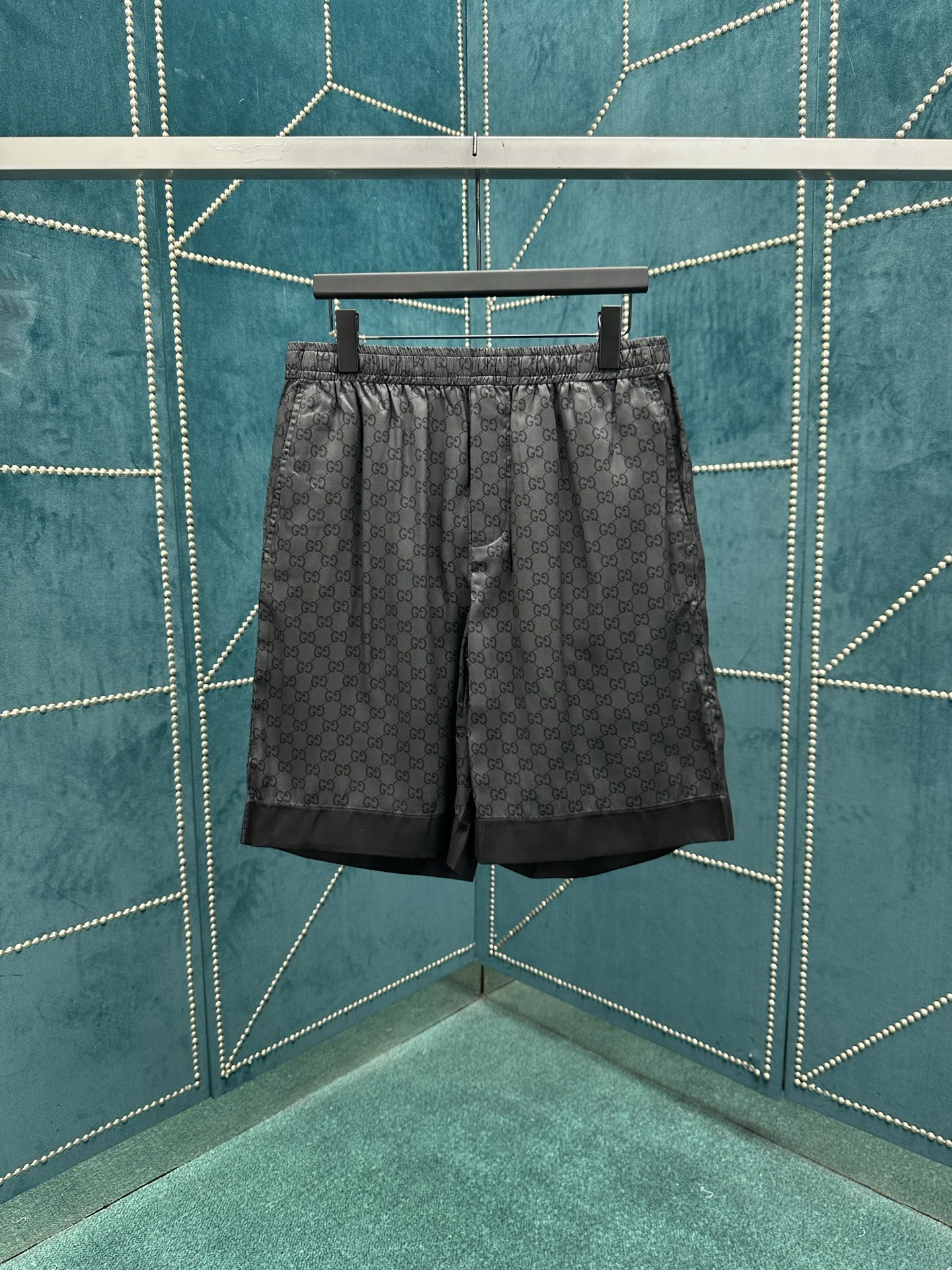 NO:441443,G Home 25ss new shorts are made of gray and black twill mulberry silk, with ingenious embellishment of the whole GG print. The number of codes is 46.48.50.52., gucci, shorts, alexander wang19860909G家 25ss新款短裤以灰色和黑色斜纹桑蚕丝打造,匠心缀饰通体GG印花. 码数46.48.50.52.,,gucci,shorts,alexander wang,Men's clothing
