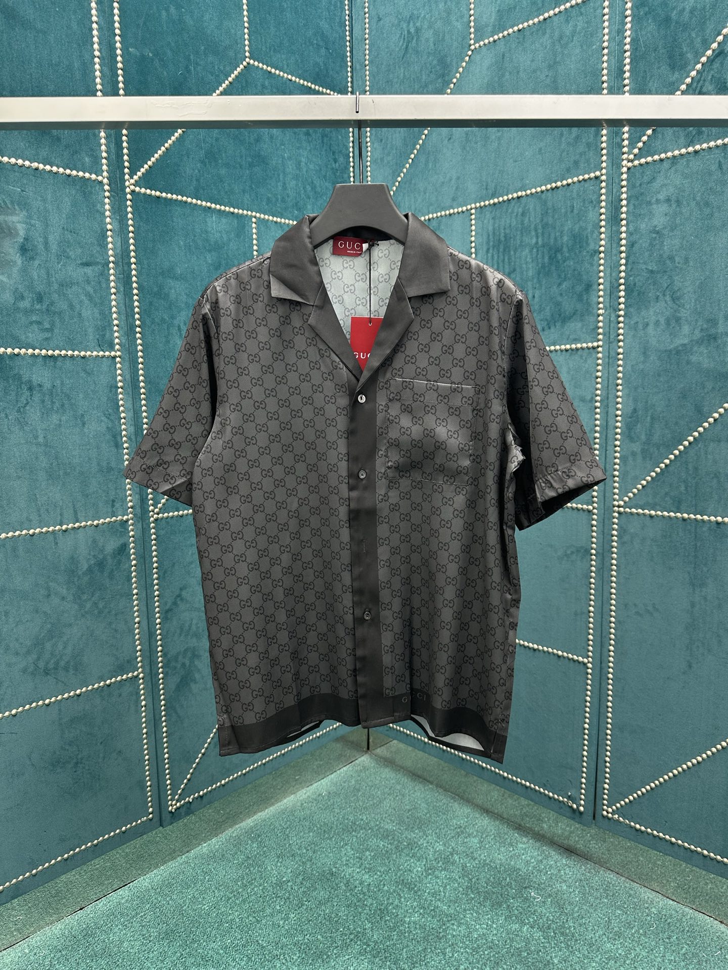 NO:457698,G Home 25ss new regular style shirt is made of grey and black twill mulberry silk, embellishing the whole GG print. 46.48.50.52., gucci,shirts,alexander wang19860909G家 25ss新款常规版型衬衫以灰色和黑色斜纹桑蚕丝匠心打造,缀饰通体GG印花. 码数46.48.50.52.,,gucci,shirts,alexander wang,Men's clothing
