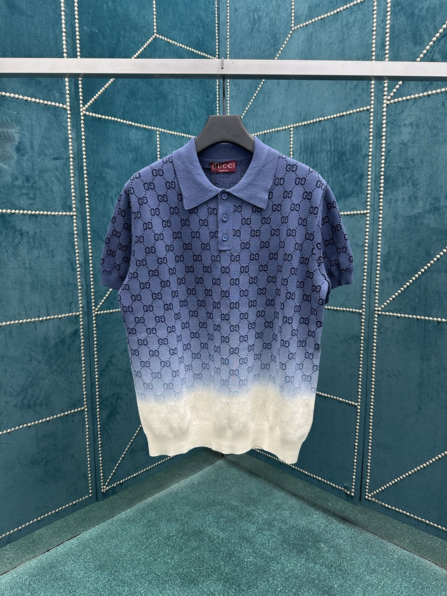 NO:457704,G Home 25ss new lapel T-shirt is made of GG knitted cotton jacquard fabric, and is ingeniously interpreted with dark blue to white gradient colors. S.M.L.XL., gucci,tees, t-shirt, alexander wang19860909G家 25ss新款翻领T恤以GG针织棉提花面料打造,以深蓝色至白色渐变色匠心演绎. 码数S.M.L.XL.,,gucci,tees，t-shirt,alexander wang,Men's clothing