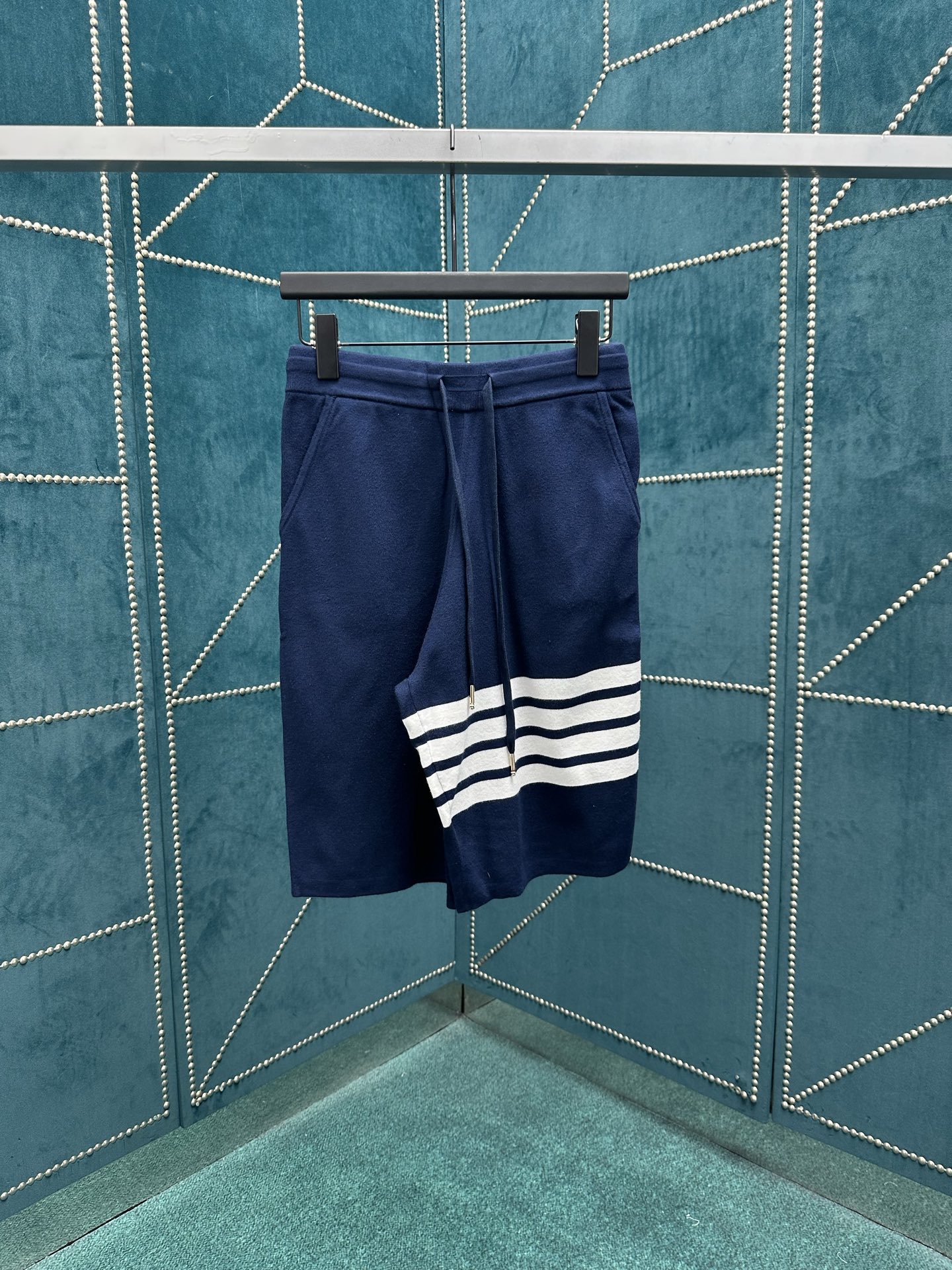 NO:457459,THOM BROWNE 25ss new classic jersey 4 striped sports shorts Navy blue Size 1.2.3.,,shorts,alexander wang19860909THOM BROWNE 25ss新款经典平纹针织4条纹运动短裤 藏青色 码数1.2.3.,,shorts,alexander wang,Men's clothing