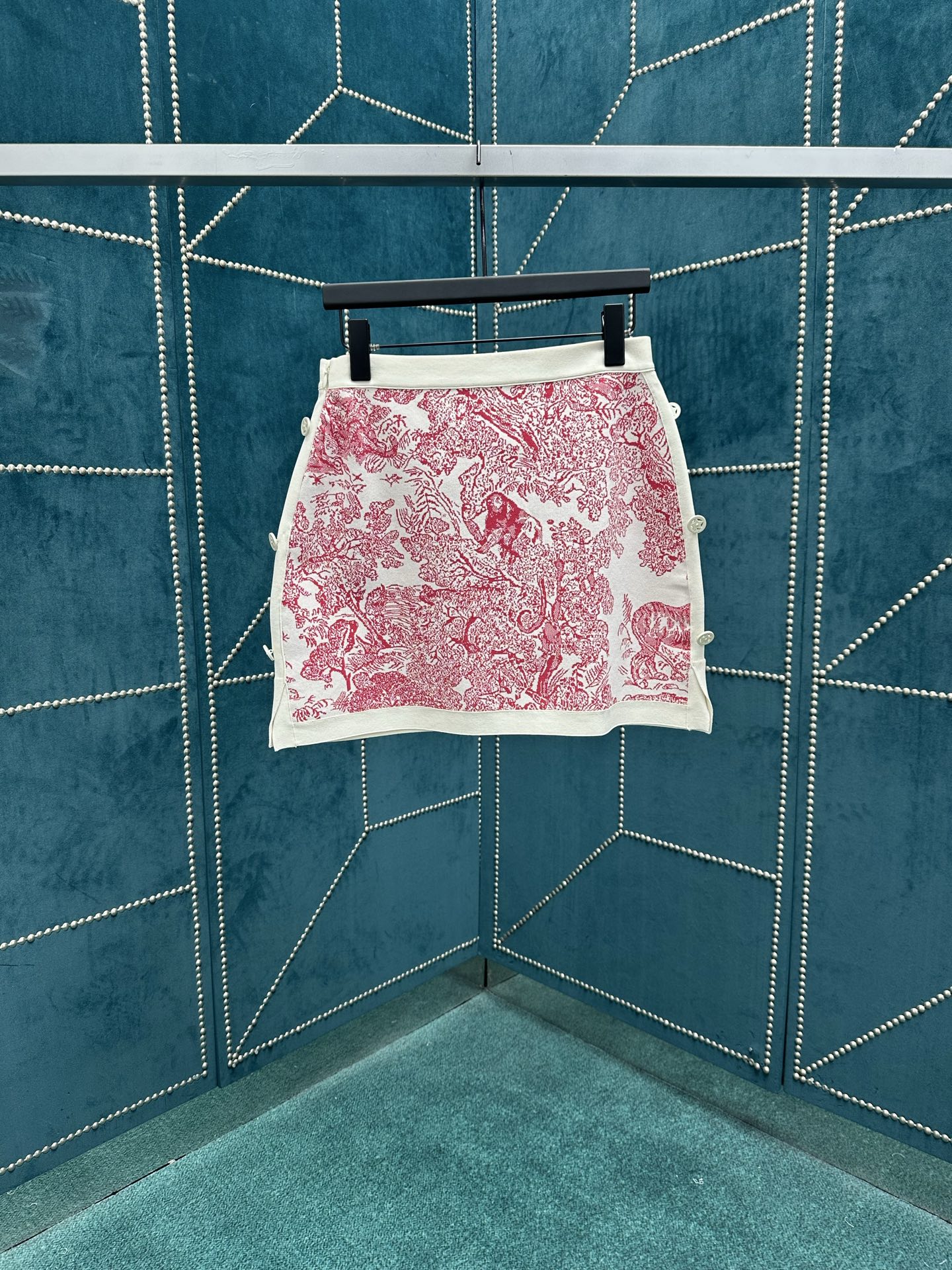 NO:457754,Dior 25ss new mini skirt comes from Diorviera limited series, with white background highlighting lily of the valley pink Sauvage print, a new interpretation of Dior classic pattern. It is carefully crafted with technology knitted fabrics and paired with star buttons on the sides. It can be matched with matching French bras and jackets to create a delicate and fashionable Diorviera look. S.M.L.,,dior,dior,skirts,jackets & coats,alexander wang19860909迪奥25ss新款迷你裙来自 Dioriviera 限定系列,白色底色突显铃兰粉色Sauvage 茹伊印花,全新演绎 Dior 经典图案.采用科技针织面料精心制作,侧面搭配星星纽扣.可与配套的法式文胸和外套搭配,打造精致时尚的 Dioriviera 造型. 码数S.M.L.,,dior,dior,skirts,jackets & coats,alexander wang,Men's clothing