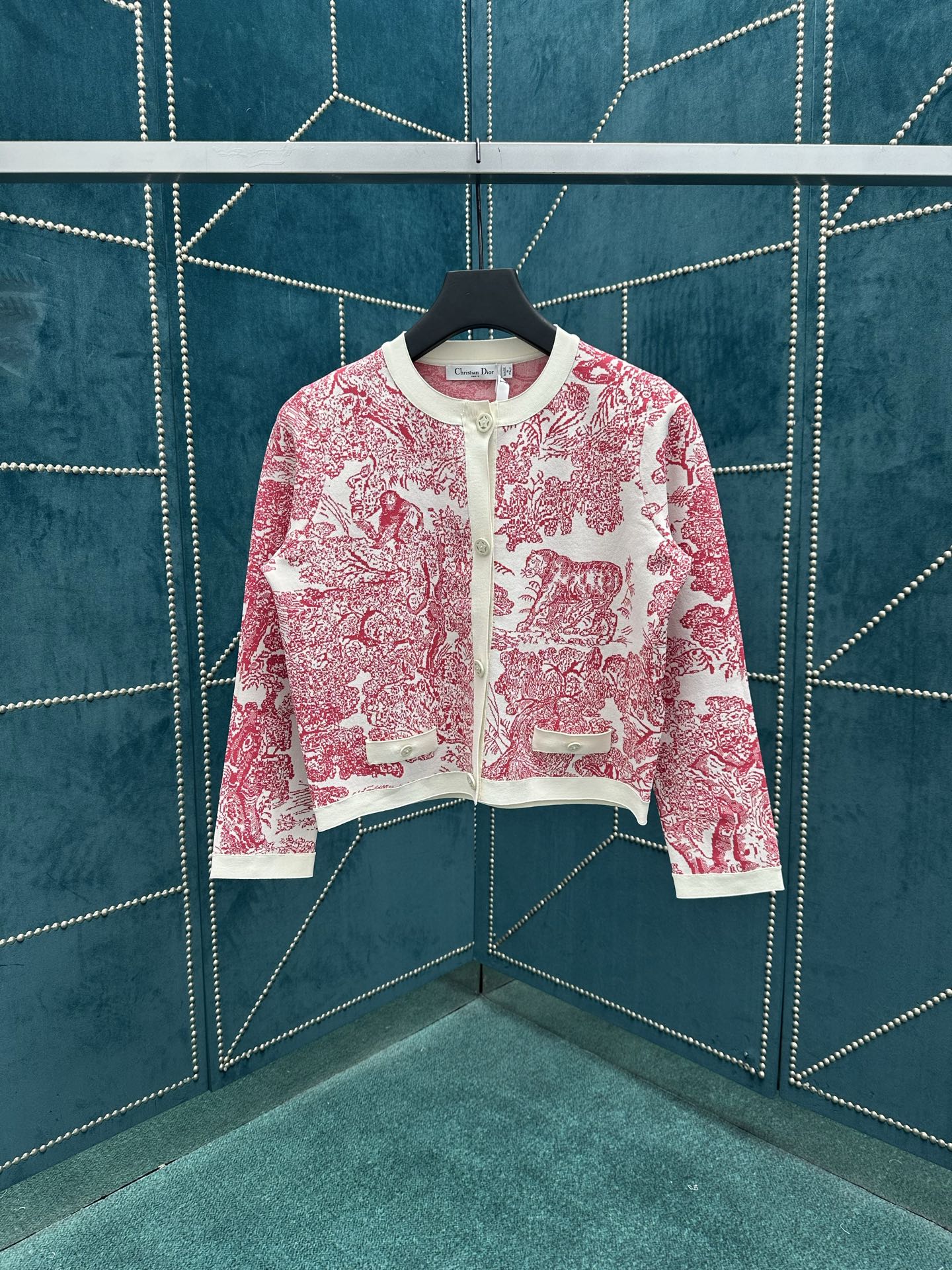 NO:457757,Dior 25ss new jacket comes from Diorviera limited series, with white background highlighting lily of the valley pink Sauvage prints, a new interpretation of Dior classic pattern. It is carefully crafted with technology knitted fabrics, and the regular version is matched with star buttons to enhance the style and is unique. It can be matched with matching skirts to create a delicate and fashionable Diorviera look. S.M.L.,,dior,dior,skirts,jackets & coats,alexander wang19860909迪奥 25ss新款外套来自 Dioriviera 限定系列,白色底色突显铃兰粉色 Sauvage 茹伊印花,全新演绎 Dior 经典图案.采用科技针织面料精心制作,常规版型搭配星星纽扣提升格调,别具一格.可与配套的半身裙搭配,打造精致时尚的 Dioriviera 造型. 码数S.M.L.,,dior,dior,skirts,jackets & coats,alexander wang,Men's clothing