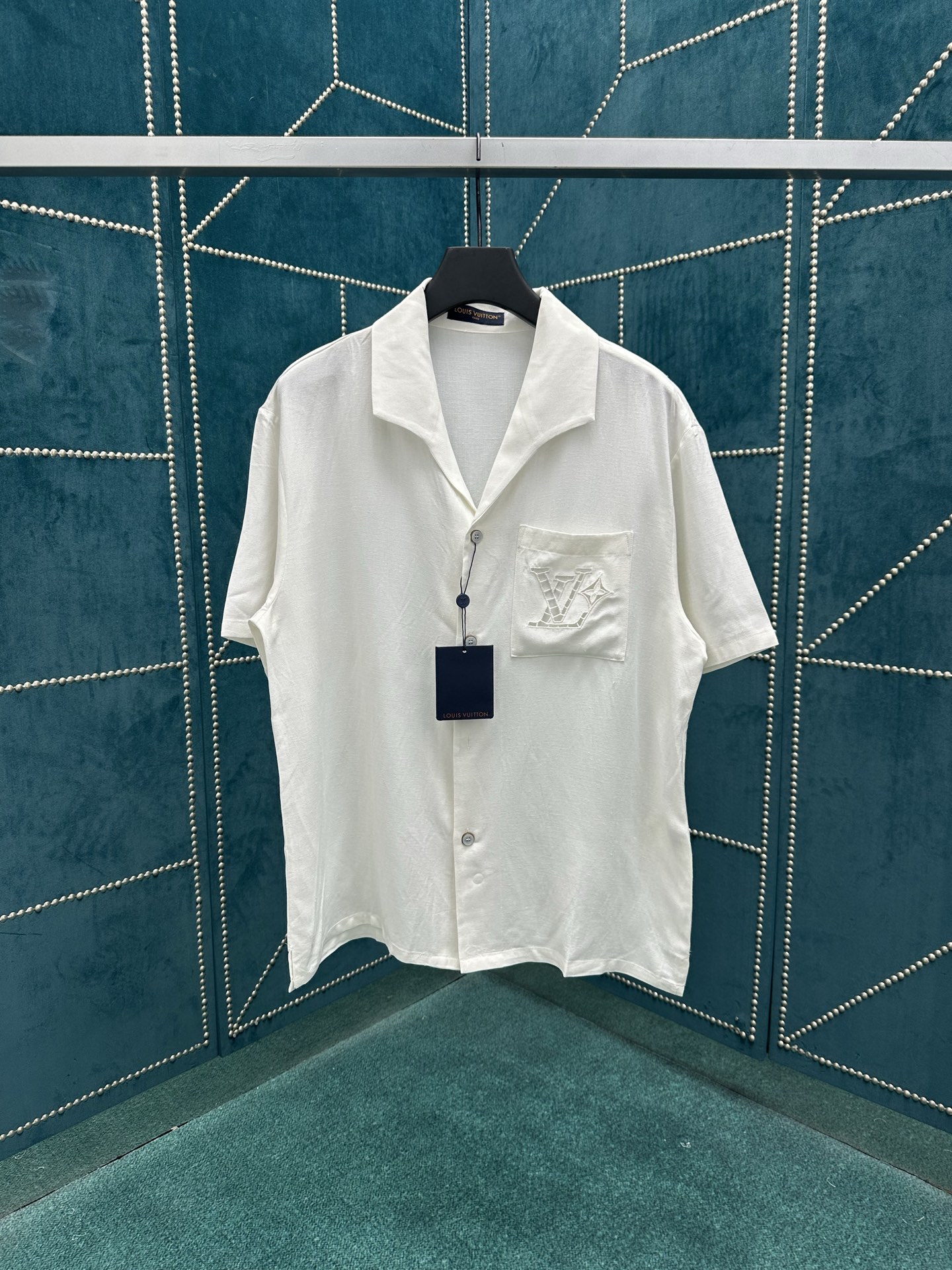 NO:457399,The new shirt of the Donkey 25ss is made of mulberry silk and hemp, presenting the delicate texture of Shandong silk. The British embroidery craftsmanship outlines the hollow logo in the chest pocket, and the neckline is cut to convey the comfort of summer. S.M.L.XL.,,louis vuitton,louis vuitton,shirts,T-shirt,alexander wang19860909驴家 25ss新款衬衫选用桑蚕丝和大麻混纺,呈现山东绸一般的细腻肌理.英式刺绣工艺于胸前口袋勾勒镂空标识,开领短袖剪裁传递夏日惬意. 码数S.M.L.XL.,,louis vuitton,louis vuitton,shirts,T-shirt,alexander wang,Men's clothing