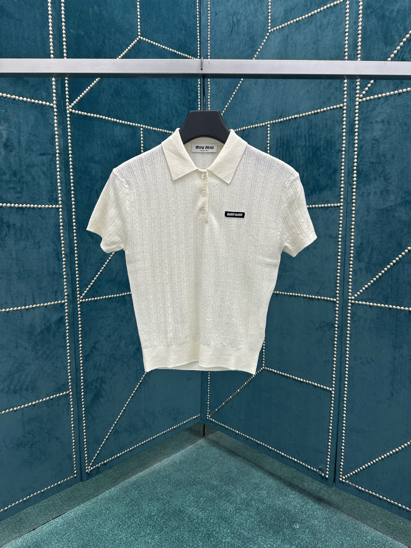 NO:454864,MIUMIU25ss new cashmere and silk Polo sweater uses chic mesh knitting technology, which reminds people of classic retro underwear. The unique light texture and front logo details show the casual and fashionable style. 36.38.40.42.,,miumiu,sweaters,alexander wang19860909MIUMIU25ss新款羊绒和丝质Polo毛衣采用别致的网眼针织工艺,让人想起经典的复古内衣.别具一格的轻盈质感和正面徽标细节彰显率性时尚格调. 码数36.38.40.42.,,miumiu,sweaters,alexander wang,Men's clothing