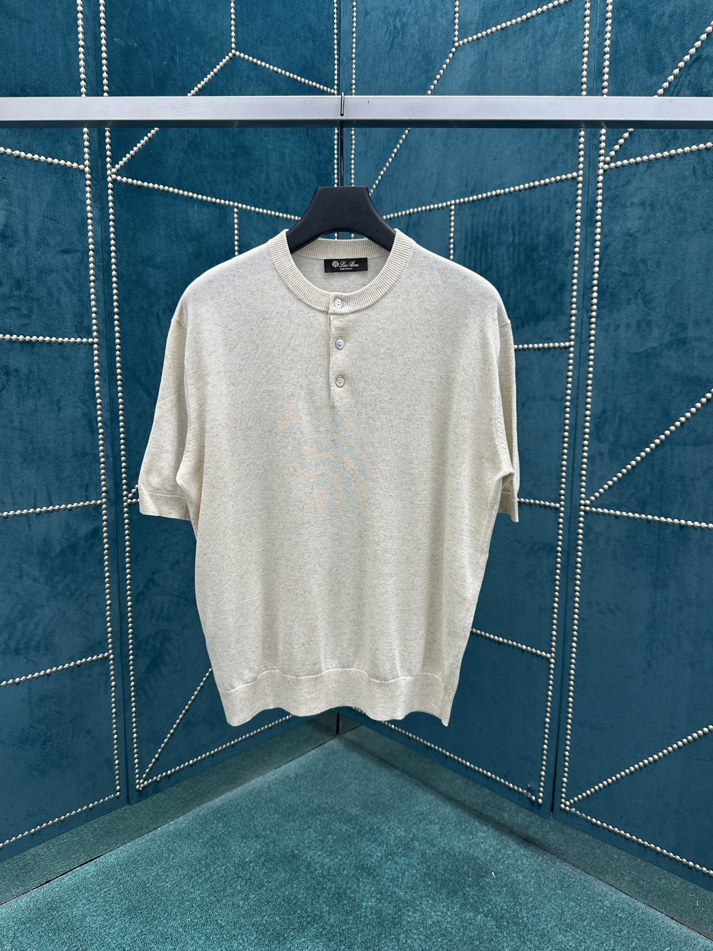 NO:457450,LP new Xinjiang long velvet cotton mulberry silk-blend half cardigan, the softer and more shiny the more you wash it, the Henry collar design, it is lazy to unbutton it and decent to tie it. S.M.L., loro piana, alexander wang19860909LP 新款新疆长绒棉桑蚕丝混纺半开衫,走越洗越软越有光泽 ,领口亨利领设计,解开是慵懒、系上是体面. 码数S.M.L.,,loro piana,alexander wang,Men's clothing