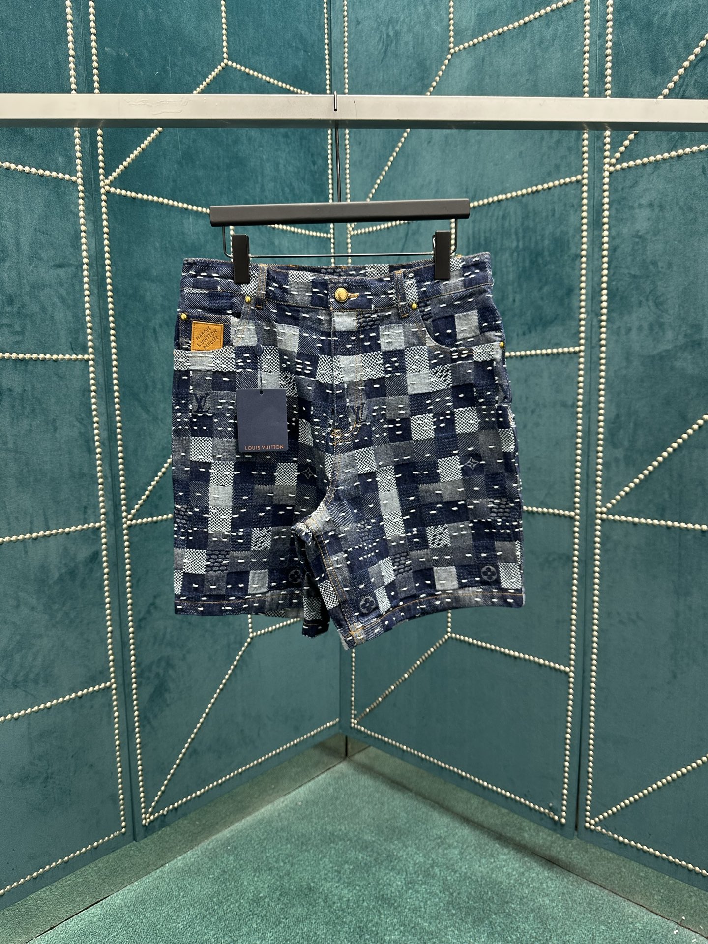 NO:454879,The new skateboard jeans of the Donkey House 25ss are from the 2025 autumn and winter series jointly presented by Pharrell Williams and Nigo. They incorporate the brand's classic elements into the Damier plaid, and pay attention to the traditional Japanese patchwork craftsmanship with the eye-catching patchwork effect. They can create a show style with the same jacket. The number of 29.30.31.32.,,louis vuitton,louis vuitton,jeans,jackets & coats,alexander wang19860909驴家 25ss新款滑板牛仔裤出自 Pharrell Williams 与 Nigo 联袂呈献的 2025 秋冬系列,为 Damier 格纹融入品牌经典元素,以瞩目拼缝效果致意日本传统拼布工艺,可与同款夹克共筑秀场造型. 码数29.30.31.32.,,louis vuitton,louis vuitton,jeans,jackets & coats,alexander wang,Men's clothing