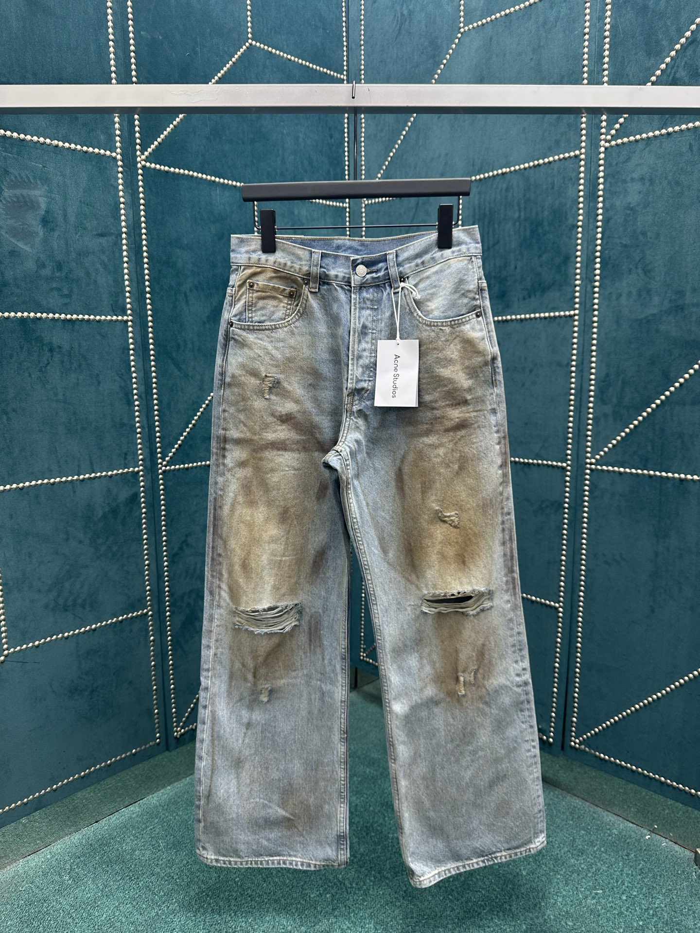 NO:454881,Acne 25ss new mid-blue jeans are loose in style, mid-waist wide-leg design, full-length trousers. Made of cotton raw tannin fabric, incorporates old details, and processed through seasonal ready-to-wear dyeing process. Number 29.30.31.32.33.,,acne studios, jeans, alexander wang19860909Acne 25ss新款中蓝色牛仔裤版型宽松,中腰阔腿设计,全长裤长. 选用棉质原粗胚丹宁面料制成,融入做旧细节,经当季成衣染色工艺处理. 码数29.30.31.32.33.,,acne studios,jeans,alexander wang,Men's clothing