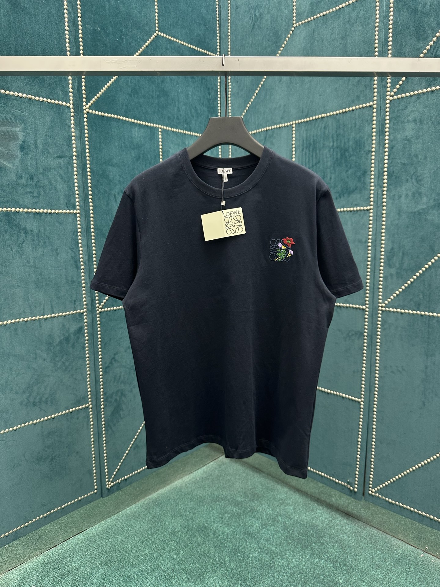 NO:454914,Luo Yiwei 25ss new nanny blue small flower T-shirt high version same as men and women Size S.M.L.XL.,,loewe,tees, t-shirt,alexander wang19860909罗意威 25ss新款藏蓝小花T恤 高版本 男女同款 码数S.M.L.XL.,,loewe,tees，t-shirt,alexander wang,Men's clothing