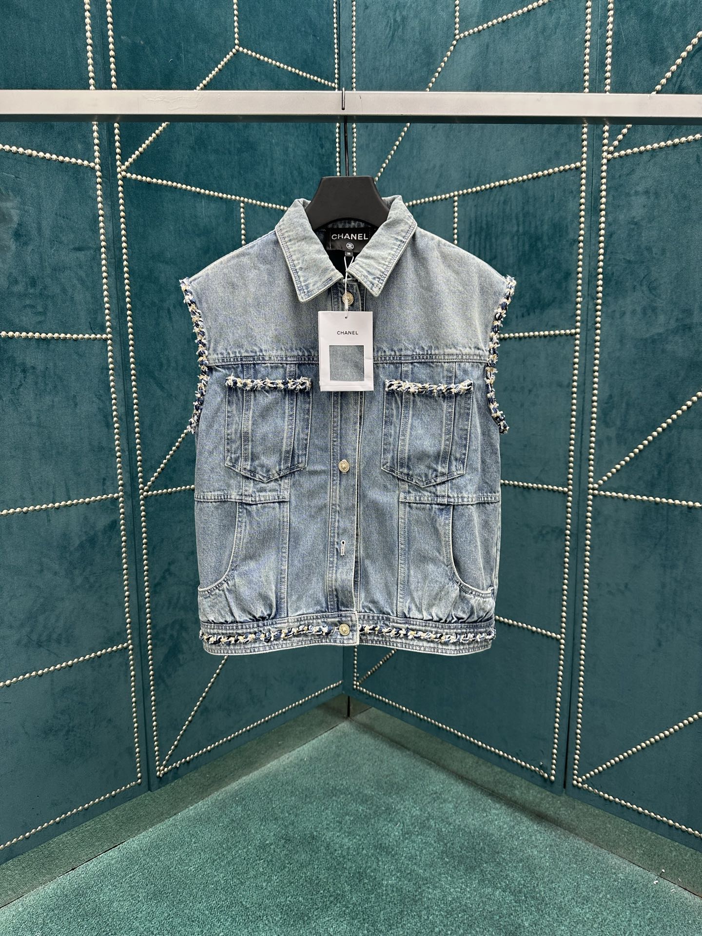 NO:462103,The material of the new Chanel 25ss vest is super comfortable washing cowboy cotton, which feels soft and yet has texture. After being treated with old fermentation, the entire vest looks more styling. S.M.L., chanel, alexander wang19860909香奈儿25ss新款马甲的材质是超级舒服的洗水牛仔棉,摸起来柔软又不失质感.经过做旧酵洗的处理,让整个马甲看起来更有造型感 码数S.M.L.,,chanel,alexander wang,Men's clothing