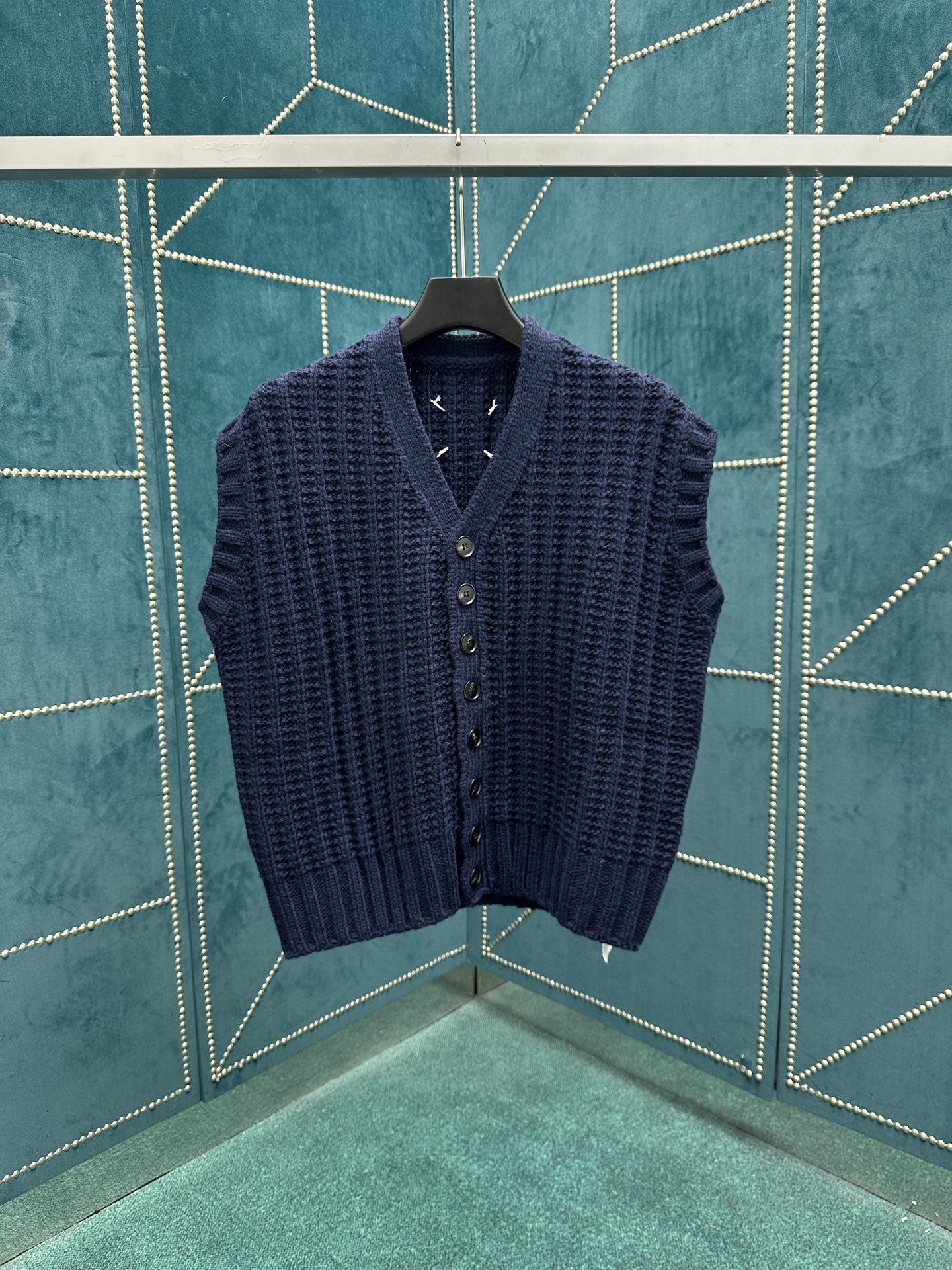 NO:462096,Magila 25ss new textured ribbed sleeveless knitted cardigan, male and female style, navy blue, high version, S.M.,,masion margiela,alexander wang19860909马吉拉25ss新款纹理罗纹纽扣无袖针织开衫 男女同款 海军蓝 高版本 码数S.M.,,masion margiela,alexander wang,Men's clothing
