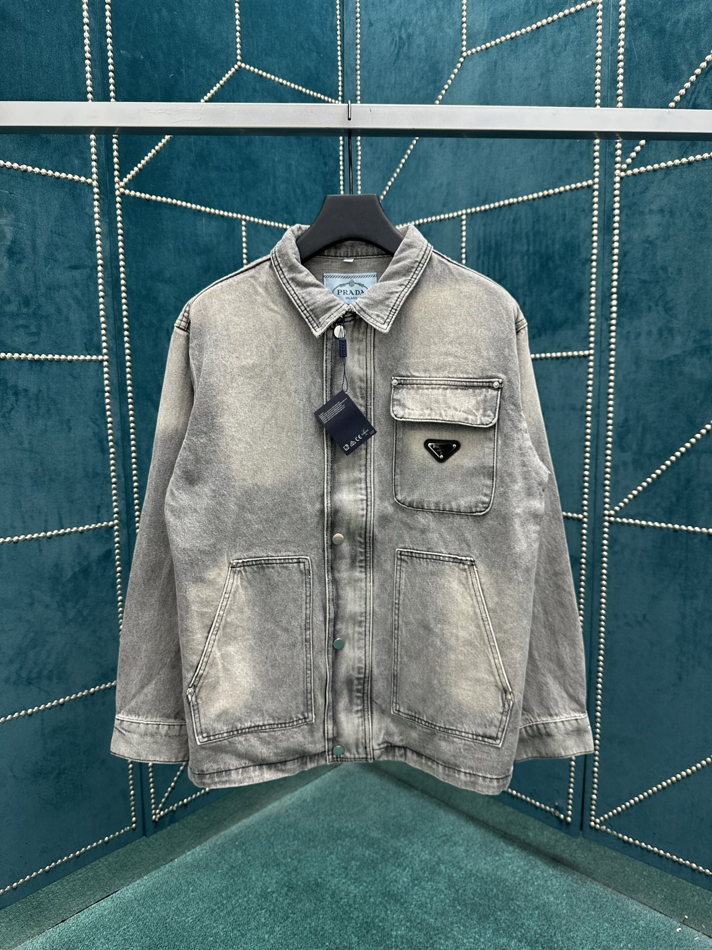 NO:462143,Prada 25ss new solid color single-breasted casual denim jacket gray high version S.M.L.XL.,,prada,jackets & coats,alexander wang19860909普拉达 25ss新款纯色单排扣休闲牛仔外套 灰色 高版本 码数S.M.L.XL.,,prada,jackets & coats,alexander wang,Men's clothing