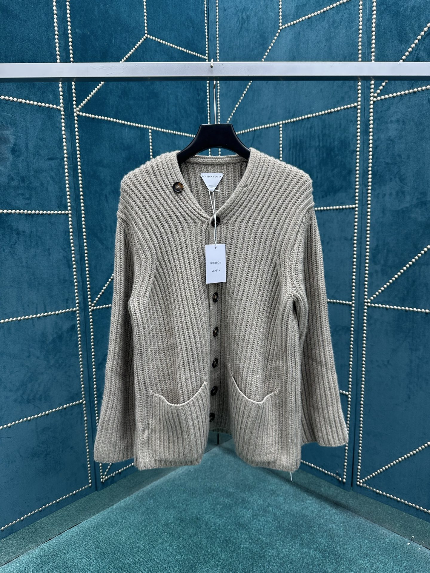 NO:462139,BV25ss new solid color V-neck single-breasted loose long-sleeved sweater men's gray-breasted high-version S.M.L., bottega veneta, alexander wang19860909BV25ss新款纯色V领单排扣宽松长袖针织衫 男款 灰褐色 高版本 码数S.M.L.,,bottega veneta,alexander wang,Men's clothing