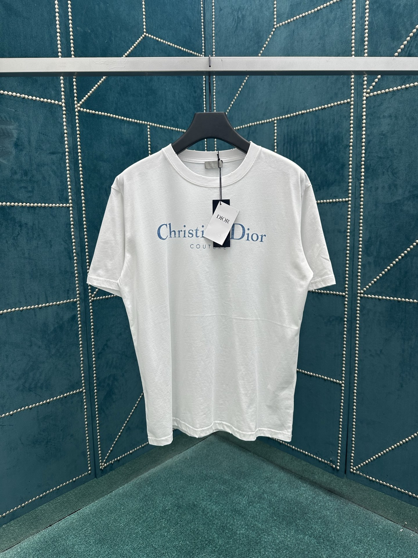 NO:462089,Dior 25ss new Christian Dior Couture T-shirt is a new product in the fall 2025 men's clothing series, adding a stylish temperament to the classic items in the wardrobe. It is carefully crafted from white antique cotton jersey fabric, and the chest is decorated with Christian Dior Couture logo print to enhance the style. It can be matched with jeans or shorts to create a casual look. S.M.L.,,dior,dior,shorts,jeans,alexander wang19860909迪奥 25ss新款 Christian Dior Couture T 恤是二零二五秋季男装系列新品,为衣橱的经典单品增添时尚气质.采用白色仿旧效果棉质平纹针织面料精心制作,胸前饰以 Christian Dior Couture 标志印花提升格调.可与牛仔裤或短裤搭配,打造休闲造型. 码数S.M.L.,,dior,dior,shorts,jeans,alexander wang,Men's clothing