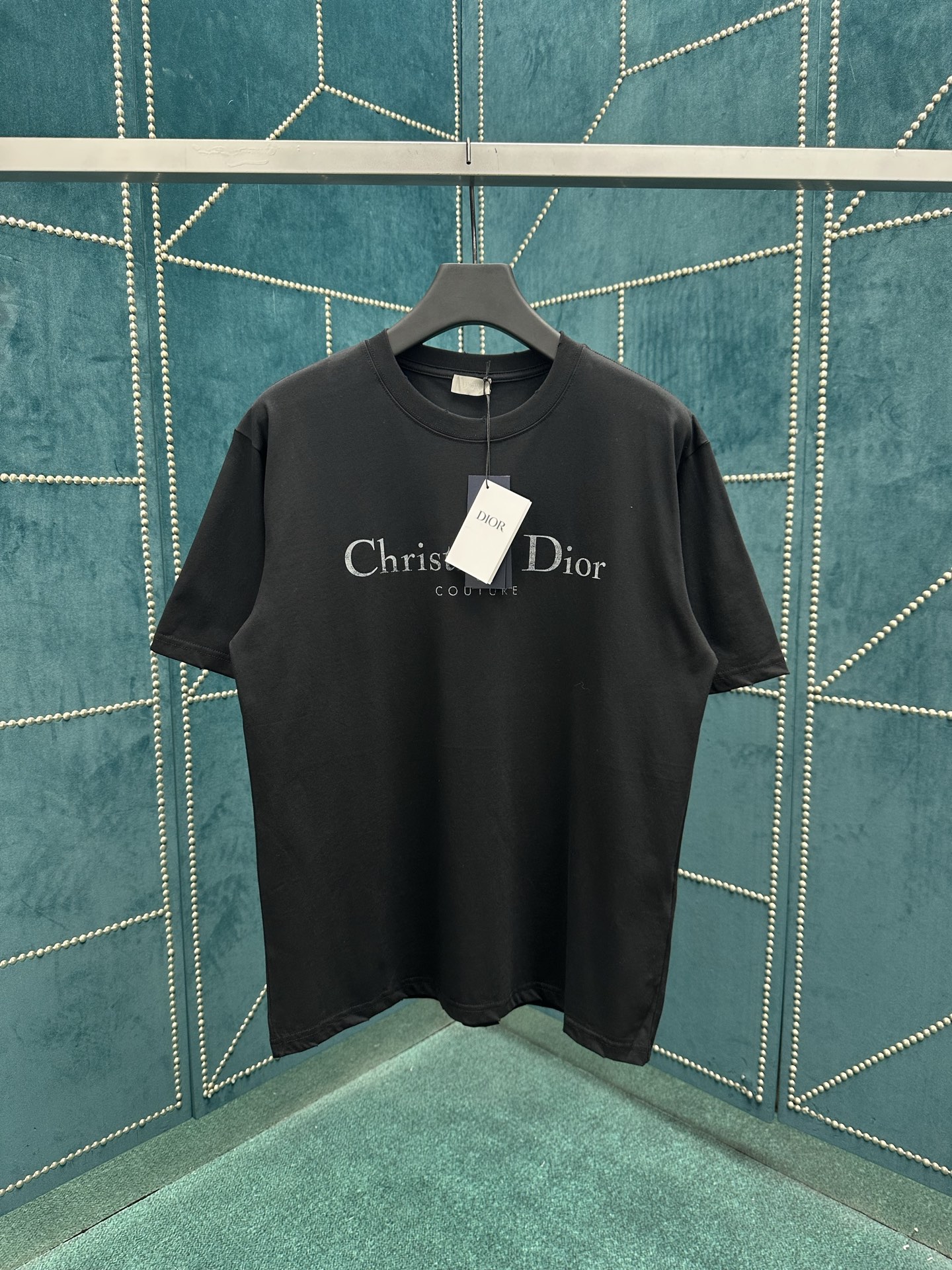 NO:462093,Dior 25ss new Christian Dior Couture T-shirt is a new product in the fall 2025 men's clothing series, adding a stylish temperament to the classic items in the wardrobe. It is carefully crafted from black antique cotton jersey fabric, and the chest is decorated with Christian Dior Couture logo print to enhance the style. It can be matched with jeans or shorts to create a casual look. S.M.L.,,dior,dior,shorts,jeans,alexander wang19860909迪奥 25ss新款 Christian Dior Couture T 恤是二零二五秋季男装系列新品,为衣橱的经典单品增添时尚气质.采用黑色仿旧效果棉质平纹针织面料精心制作,胸前饰以 Christian Dior Couture 标志印花提升格调.可与牛仔裤或短裤搭配,打造休闲造型. 码数S.M.L.,,dior,dior,shorts,jeans,alexander wang,Men's clothing